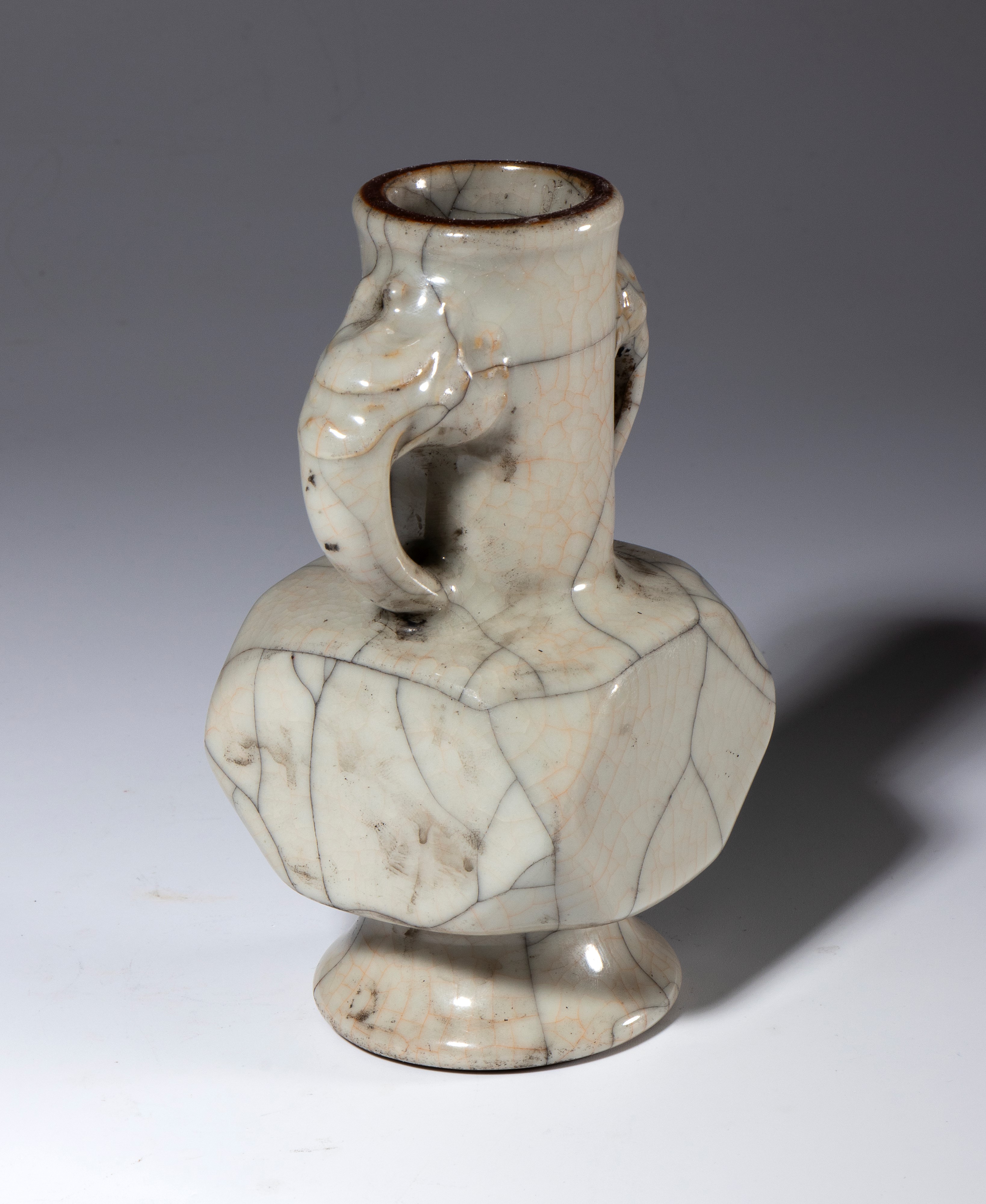 Piccolo vaso in ceramica a smalto Ge. Cina, fine dinastia Qing (1644-1912) inizio XX secolo