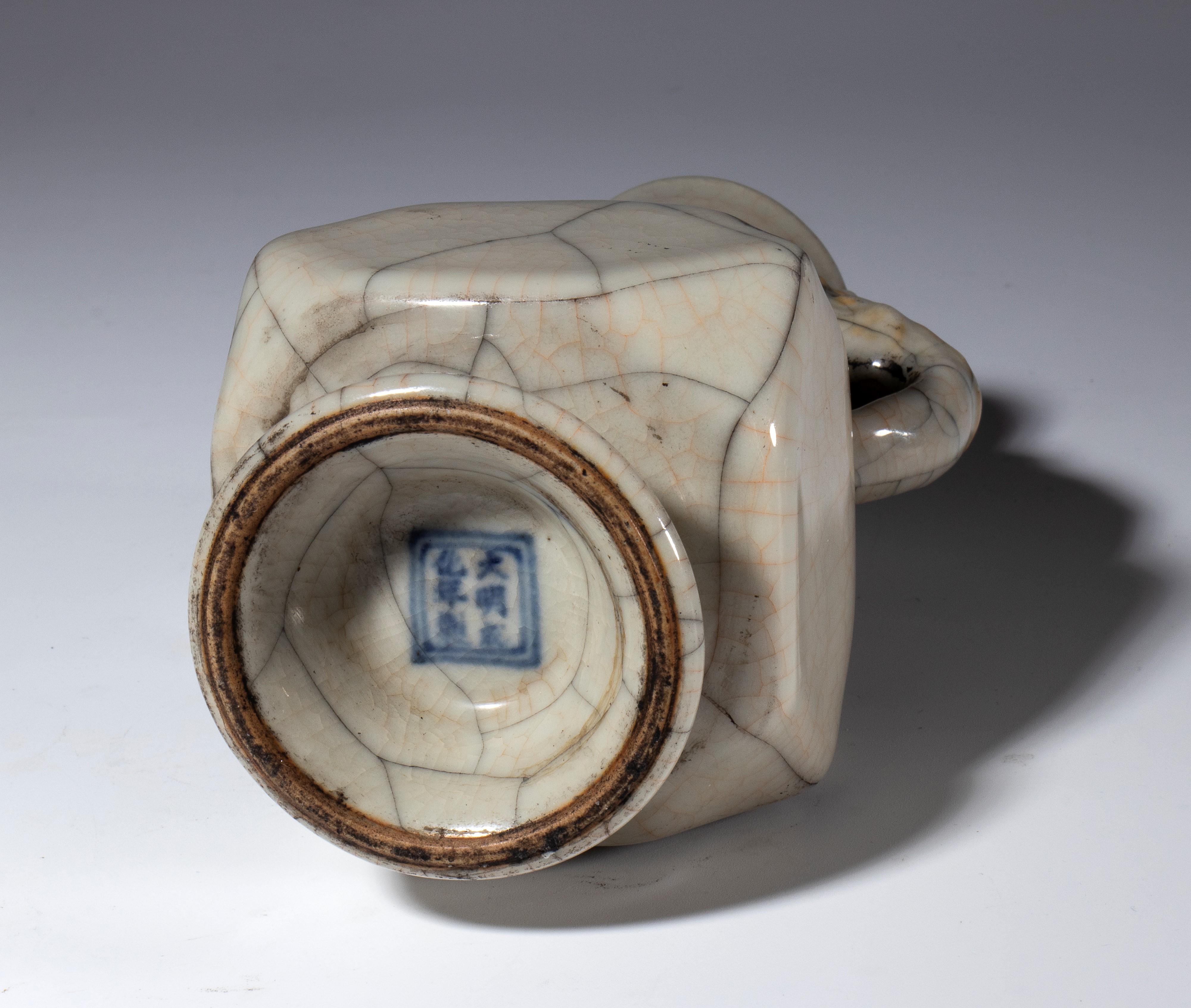 Piccolo vaso in ceramica a smalto Ge. Cina, fine dinastia Qing (1644-1912) inizio XX secolo