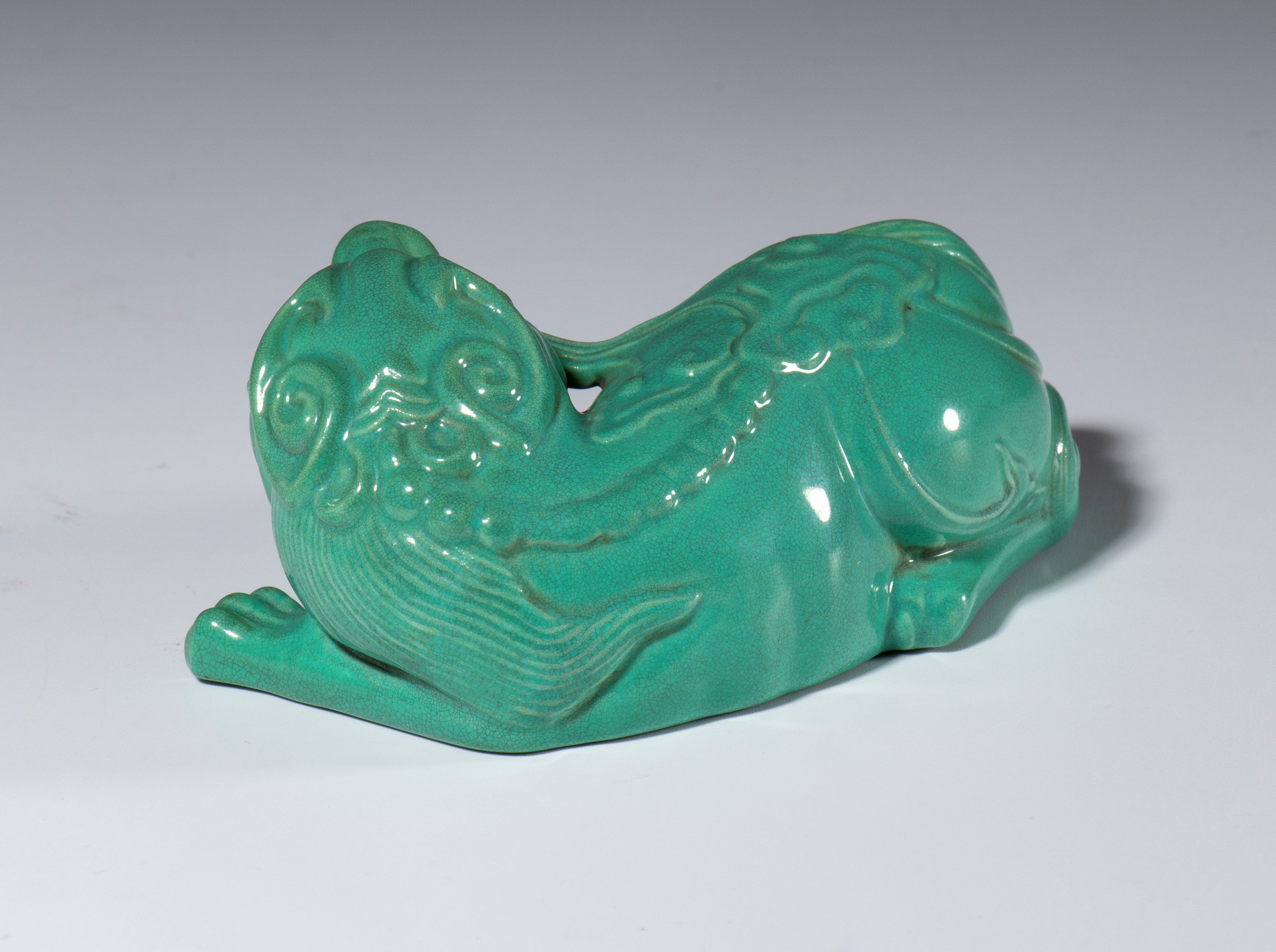 Figura in porcellana a smalto verde giada raffigurante un animale mitico. Cina, XX secolo