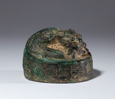 Figura in bronzo raffigurante un drago in stile arcaico, Cina, inizio XX secolo