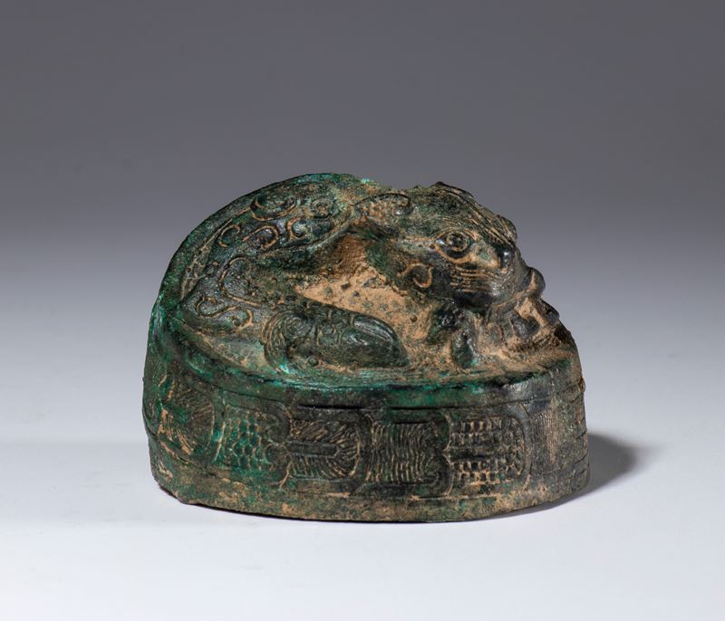 Figura in bronzo raffigurante un drago in stile arcaico, Cina, inizio XX secolo