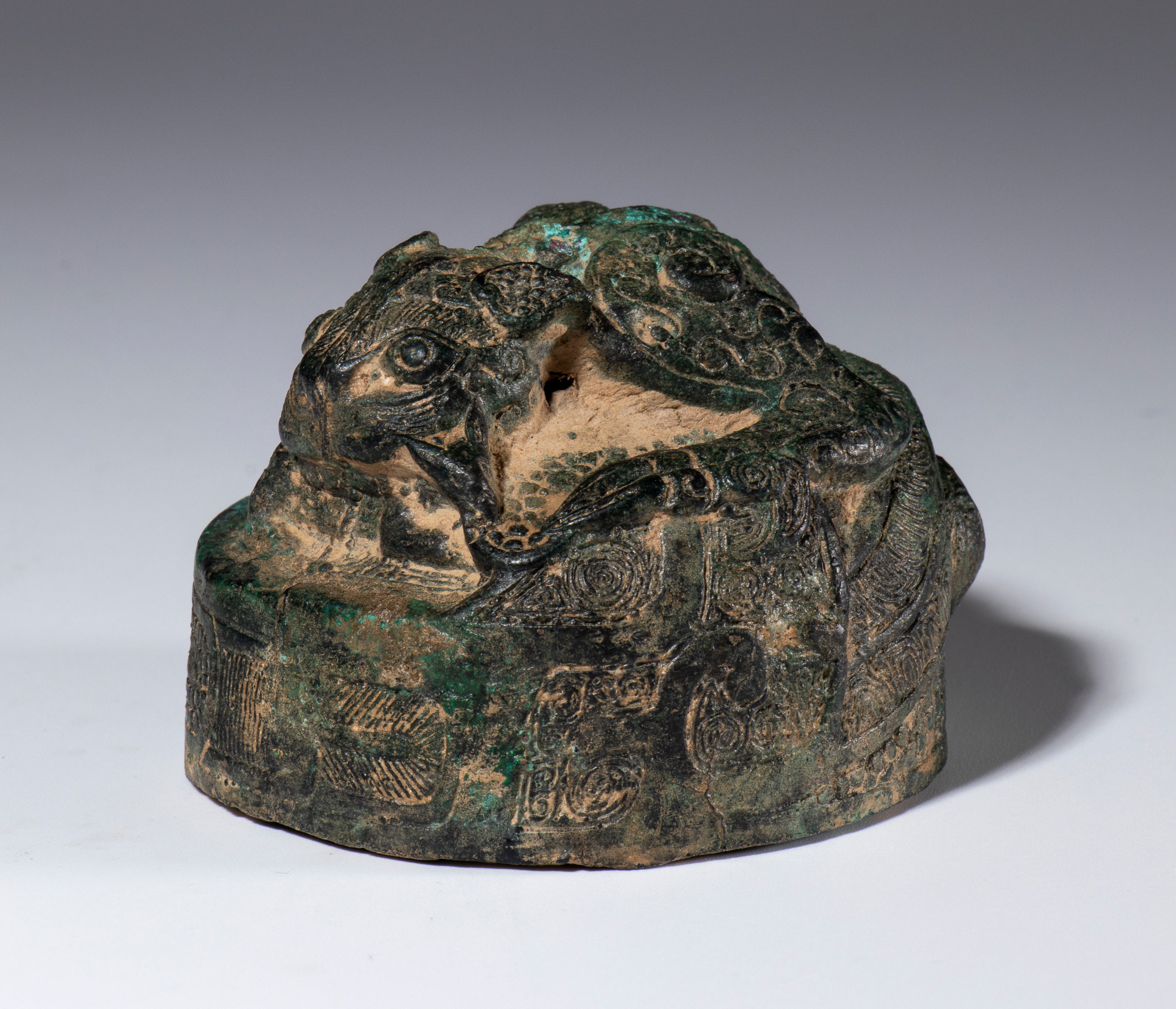 Figura in bronzo raffigurante un drago in stile arcaico, Cina, inizio XX secolo