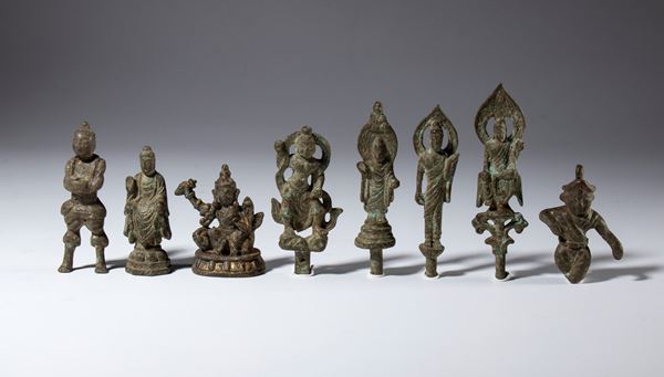 Otto piccole figure devozionali in bronzo. Cina, periodo Qing (1644-1912)
