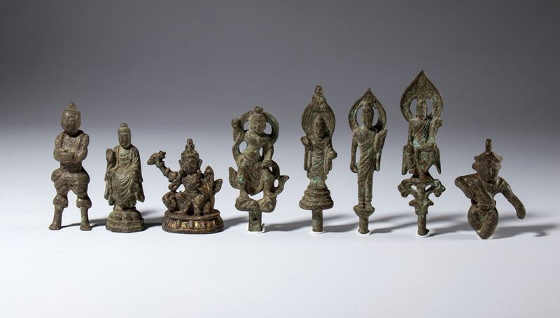 Otto piccole figure devozionali in bronzo. Cina, periodo Qing (1644-1912)