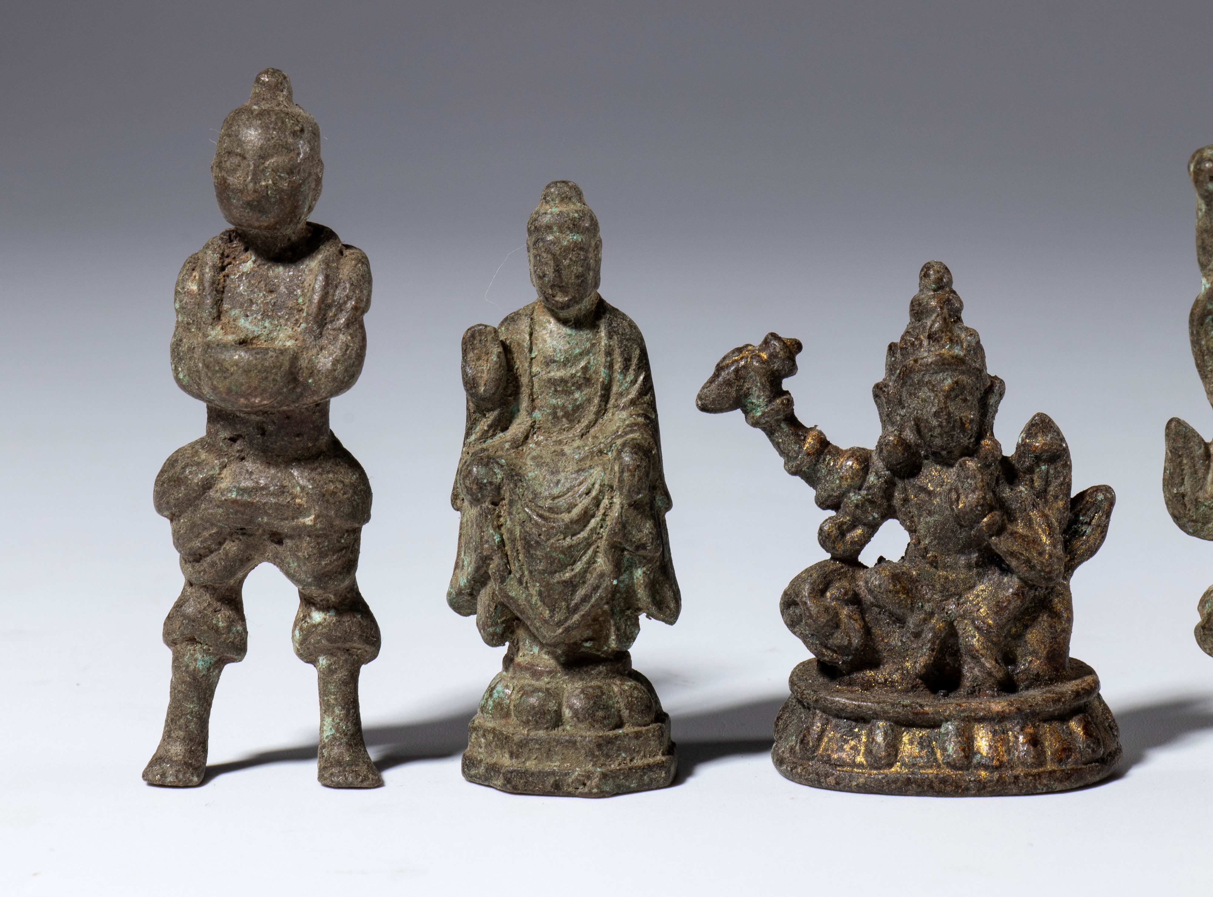 Otto piccole figure devozionali in bronzo. Cina, periodo Qing (1644-1912)