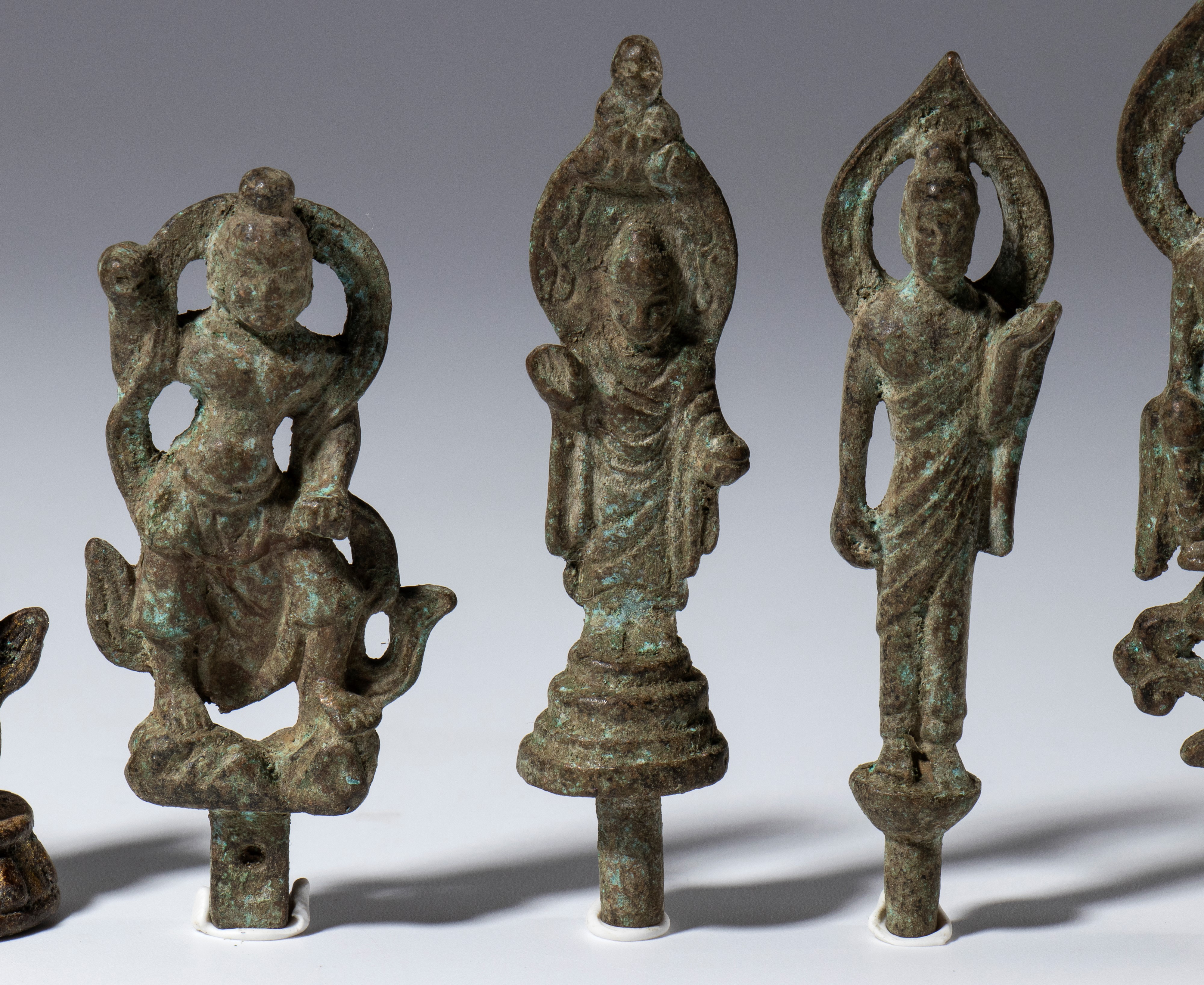 Otto piccole figure devozionali in bronzo. Cina, periodo Qing (1644-1912)