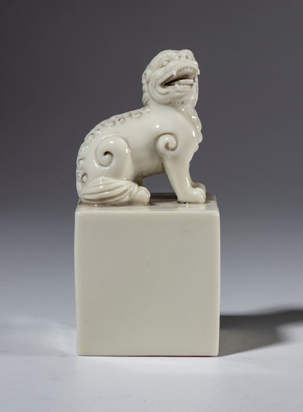 Porcelain seal with a lion-shaped handle. China, early 20th century.