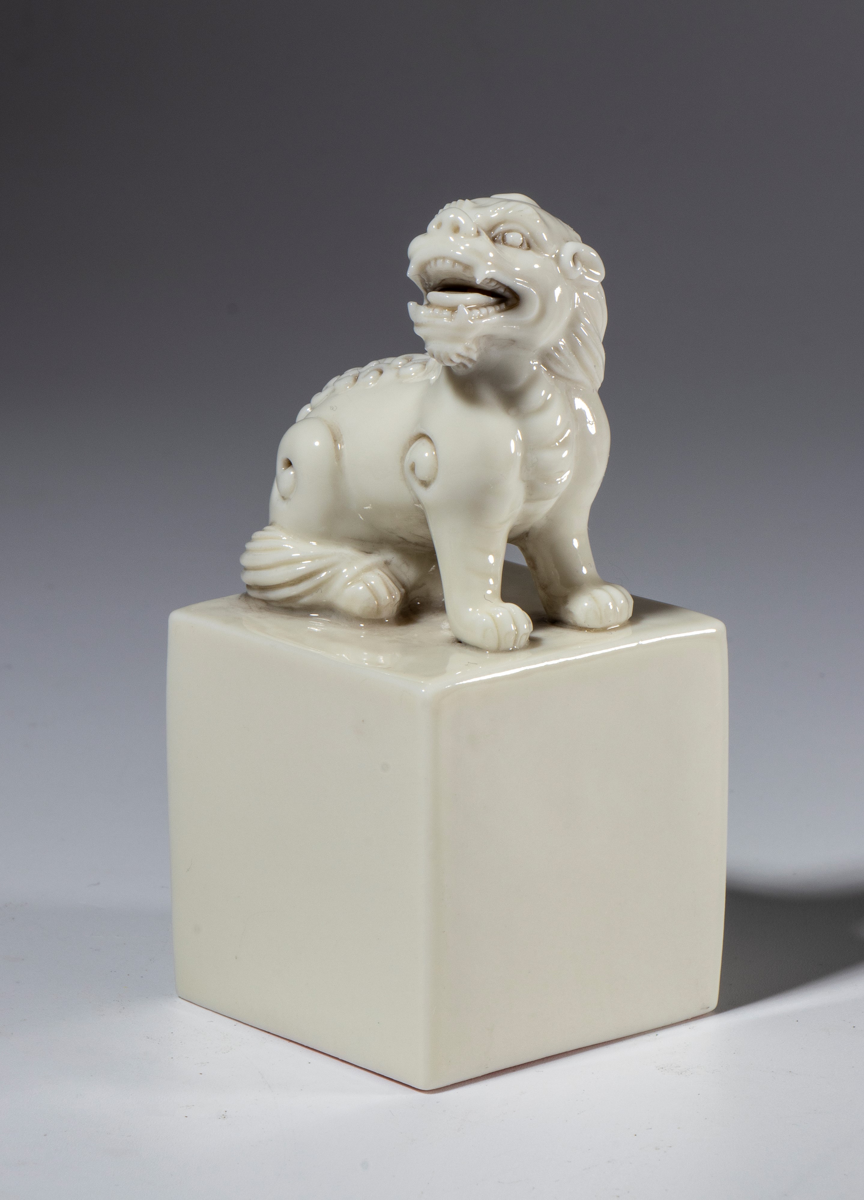 Timbro in porcellana con impugnatura a forma di leone. Cina, inizio del XX secolo