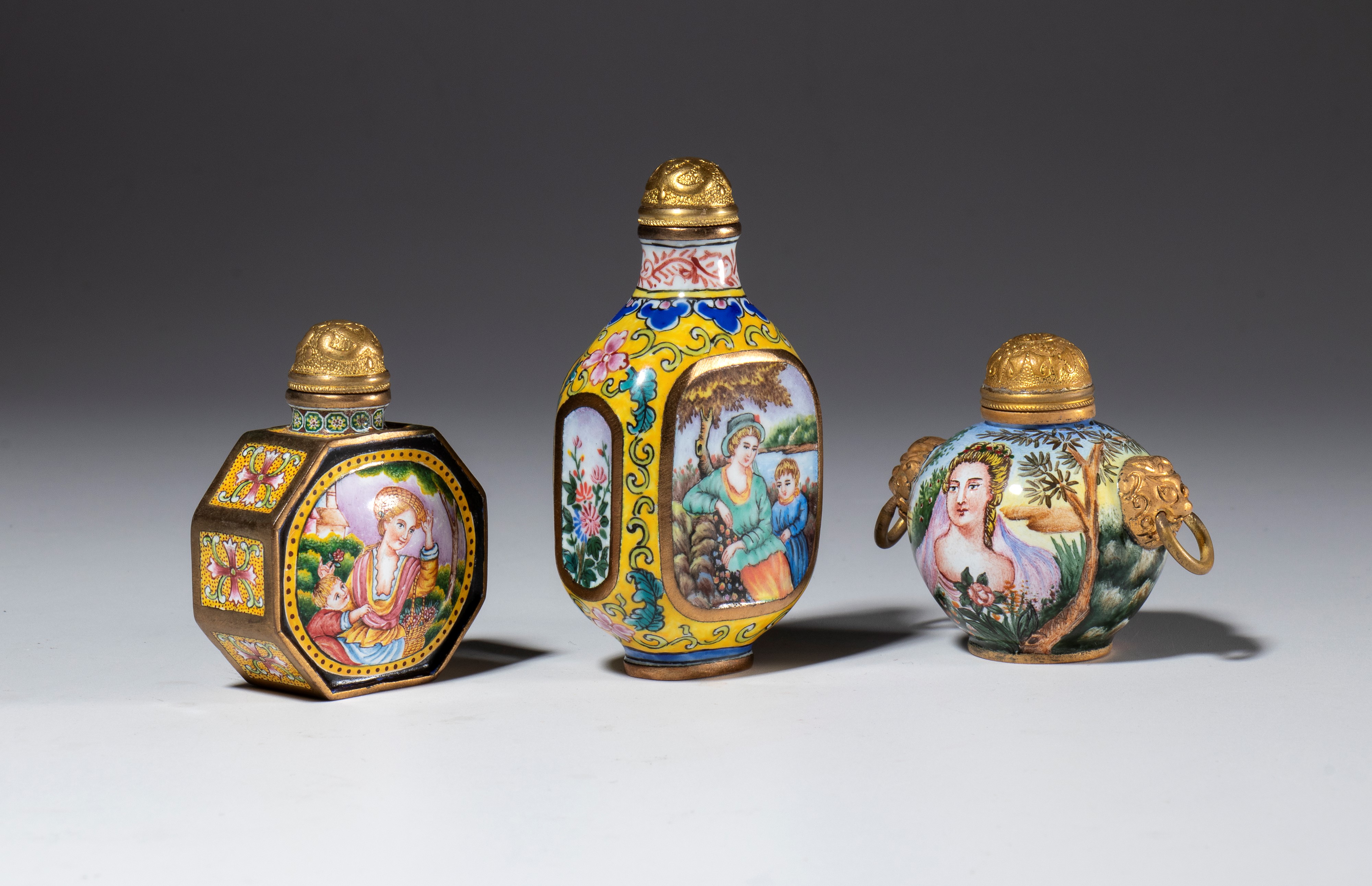 Lotto di tre snuff bottle, rame e smalti policromi, Cina, inizio XX secolo