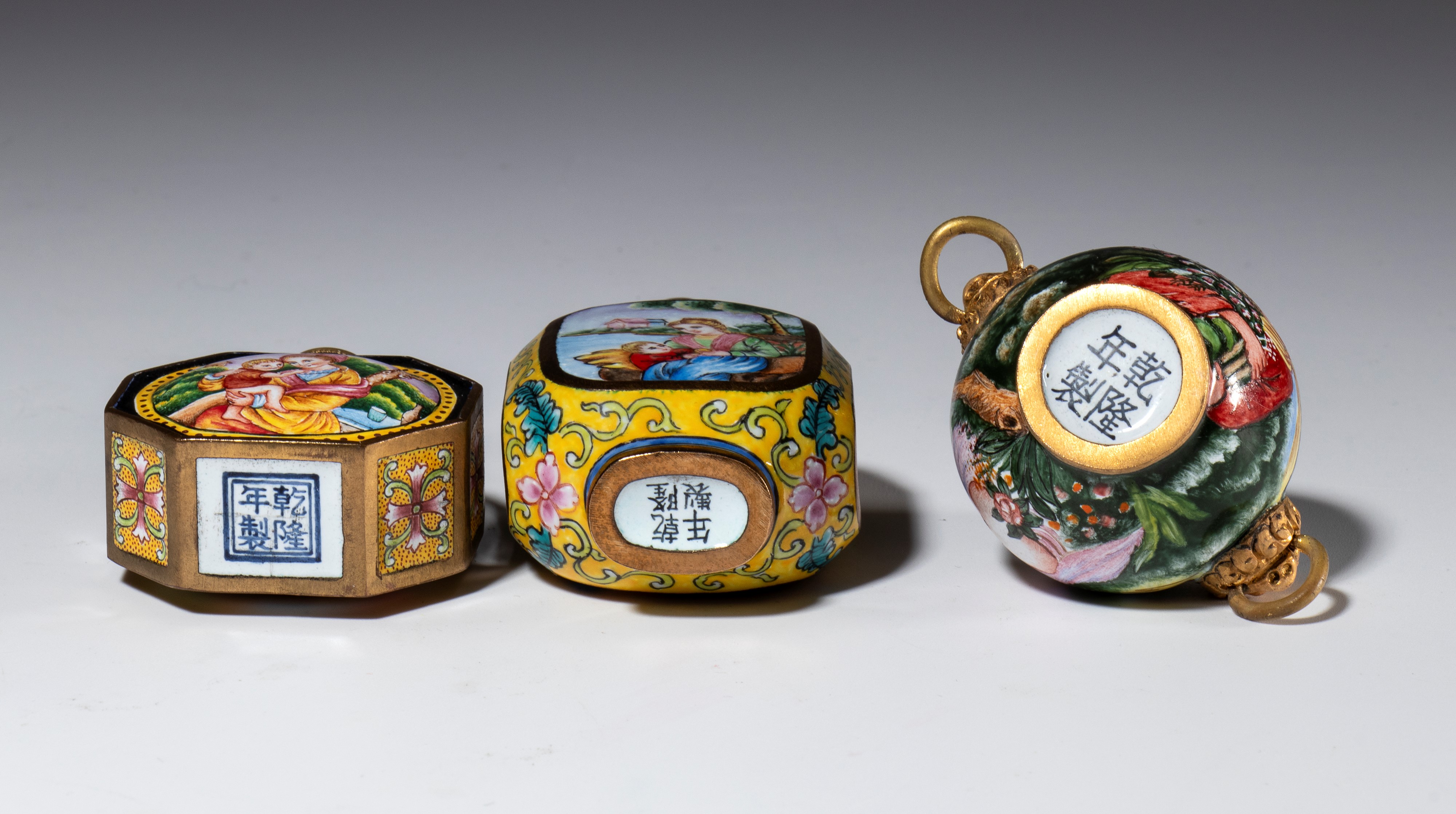 Lotto di tre snuff bottle, rame e smalti policromi, Cina, inizio XX secolo