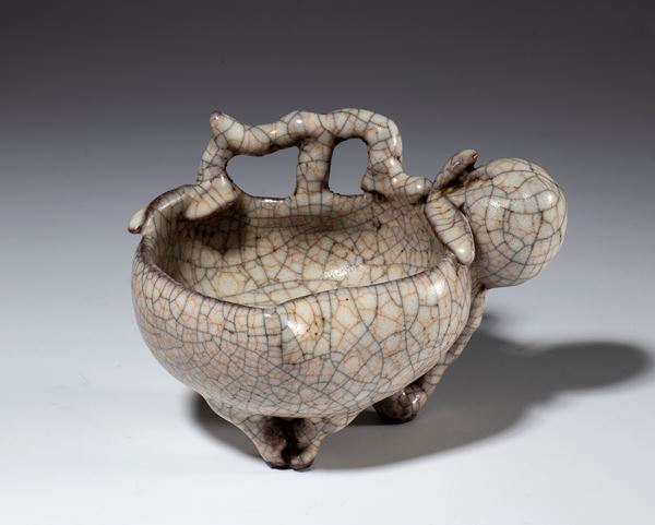 A crackled-glaze ceramic bowl in the shape of a fruit. China, 20th century.