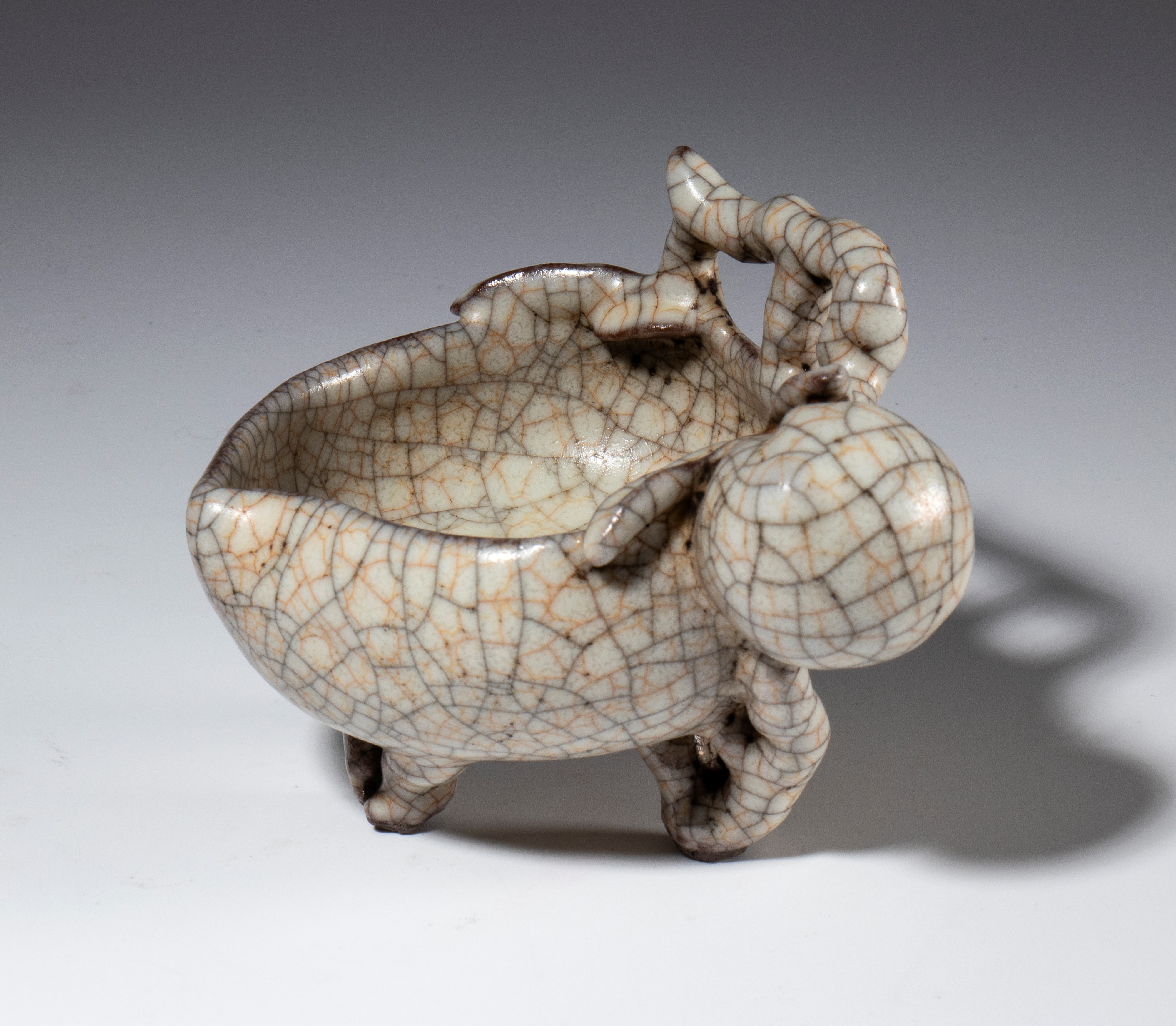 Ciotola in ceramica a smalto craquelé a forma di frutto. Cina, XX secolo