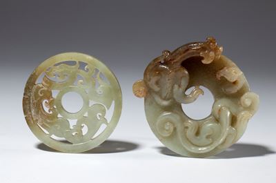 Dischi BI in giada grigio-verde e russet (coppia), Cina, XX secolo