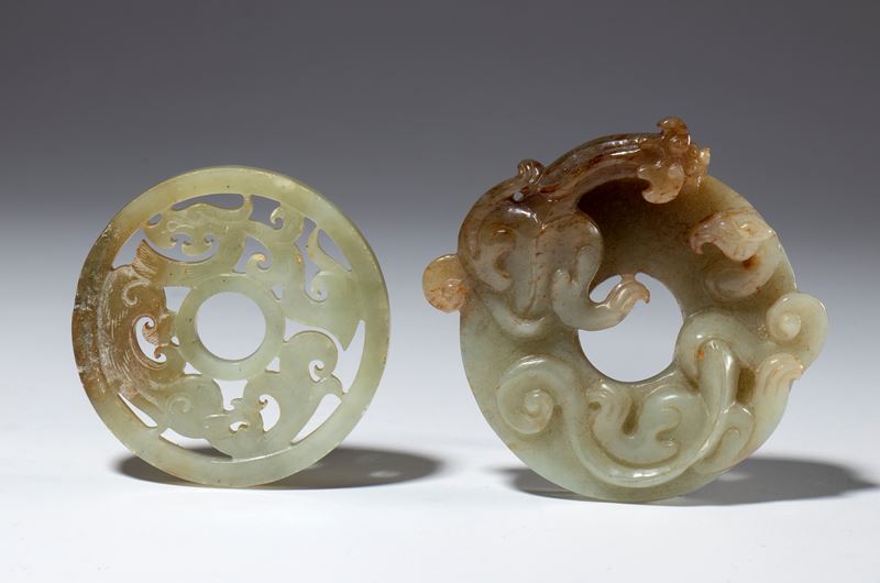 Dischi BI in giada grigio-verde e russet (coppia), Cina, XX secolo