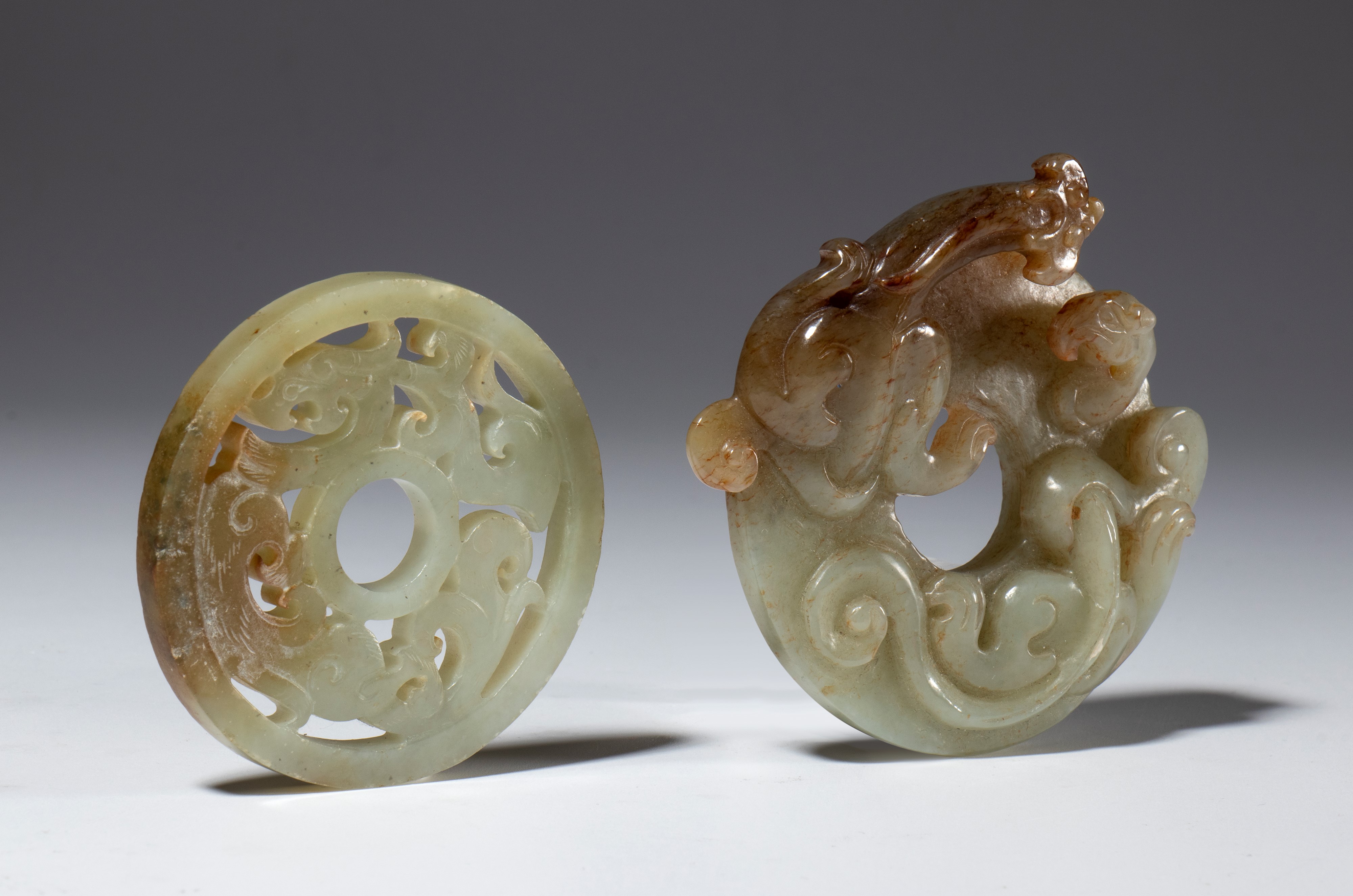 Dischi BI in giada grigio-verde e russet (coppia), Cina, XX secolo