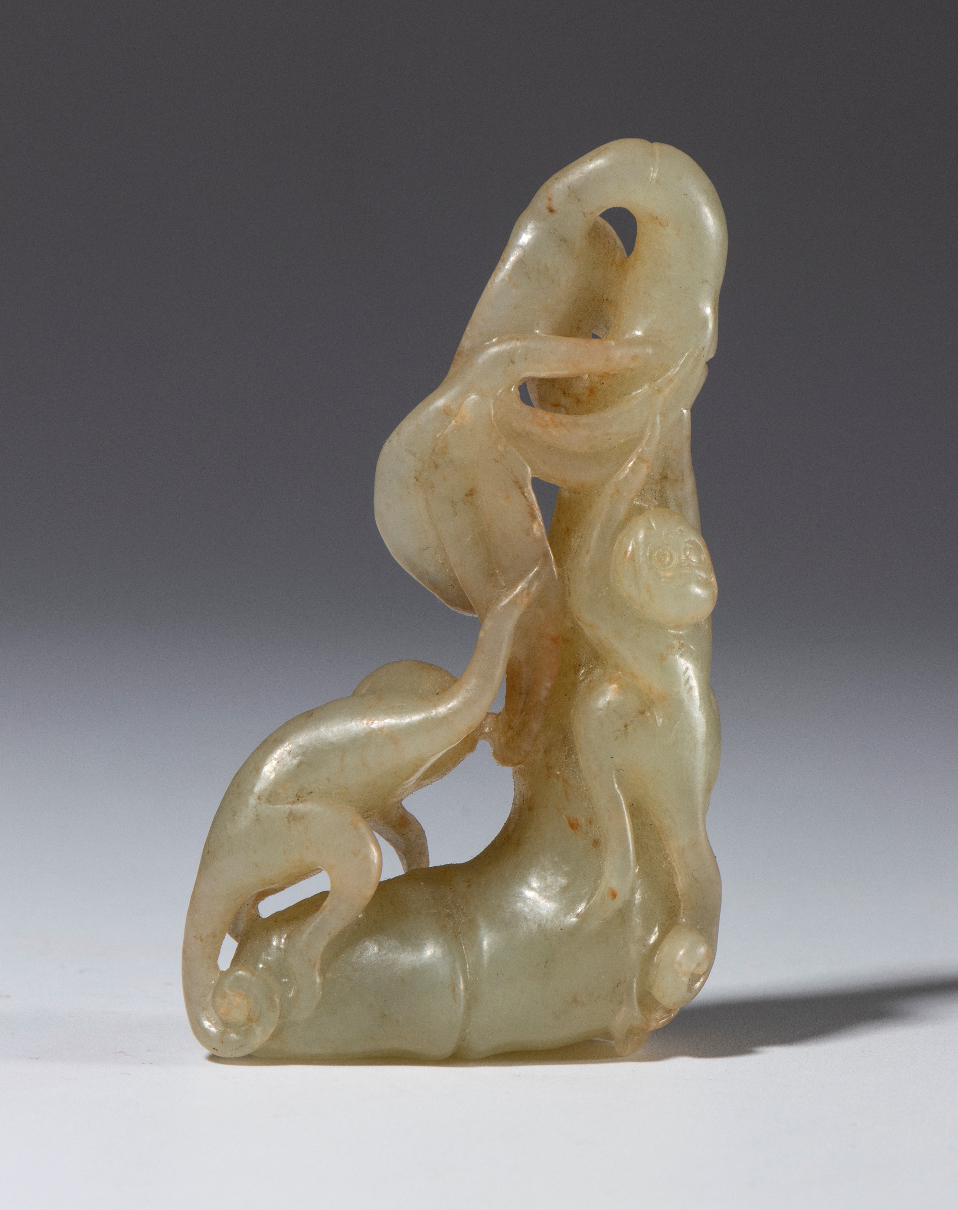Scultura in giada Hotan, Coppia di scimmie su bambù