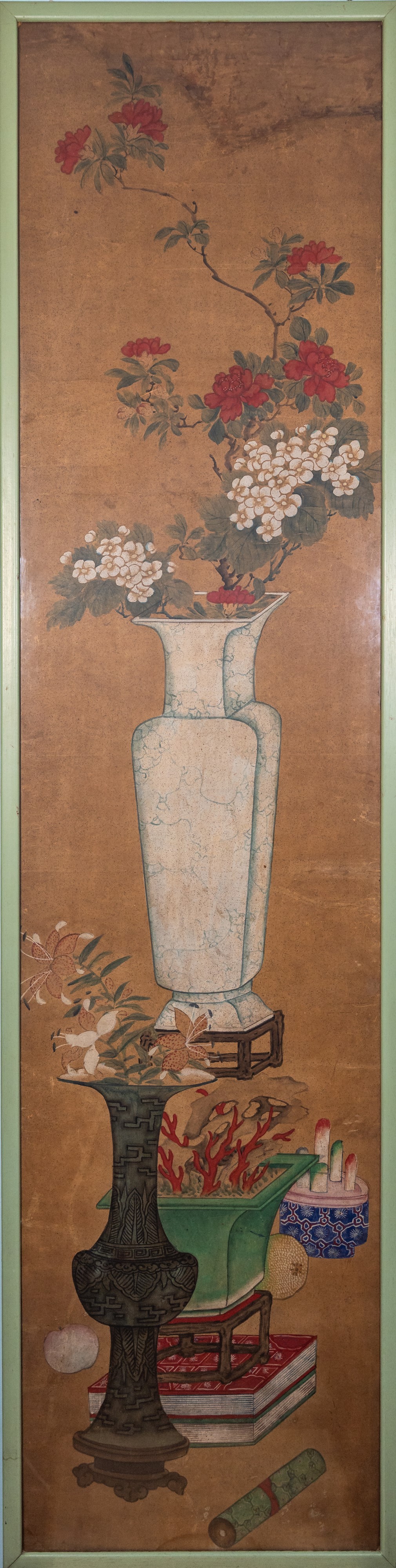 Raro dipinto composto da quattro pannelli raffigurante oggetti da studioso e fiori in vasi. Inchi...