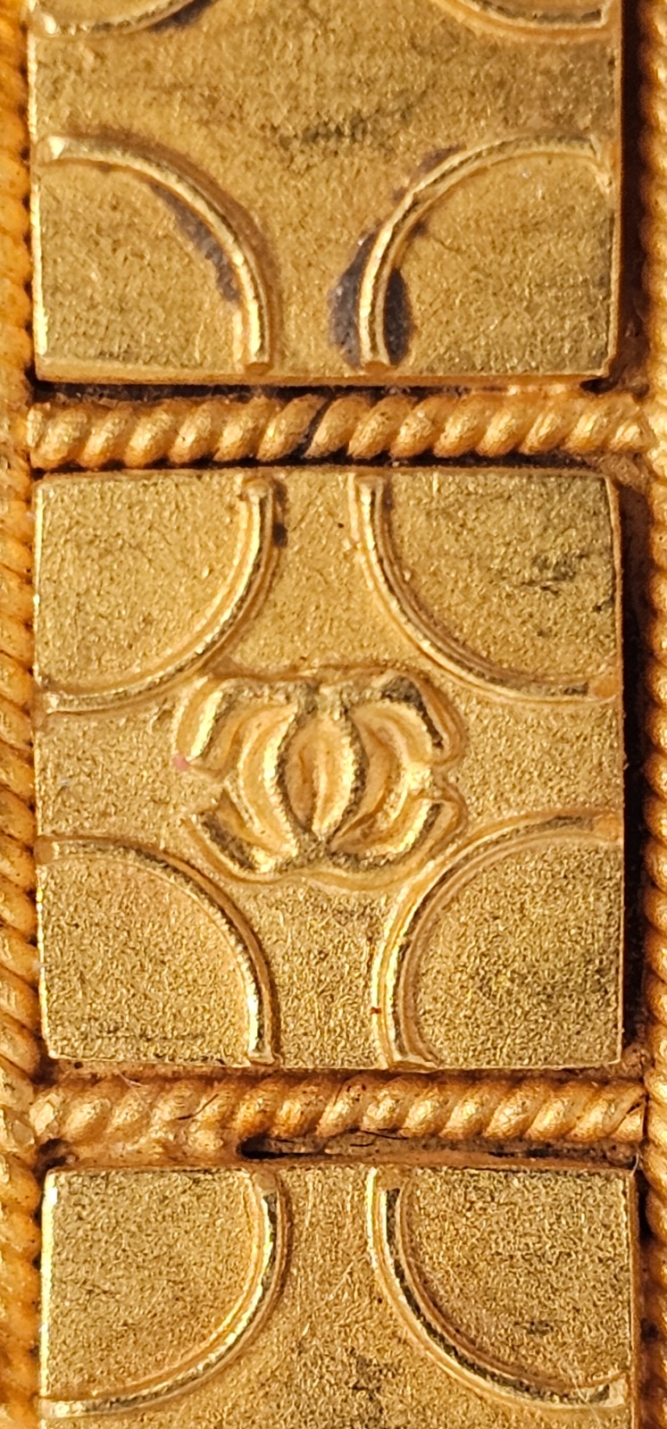 Castellani - Spilla in oro e micromosaico con iscrizione paleocristiana ΙΧΘΥΣ