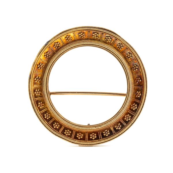 Spilla circolare in oro in stile archeologico
