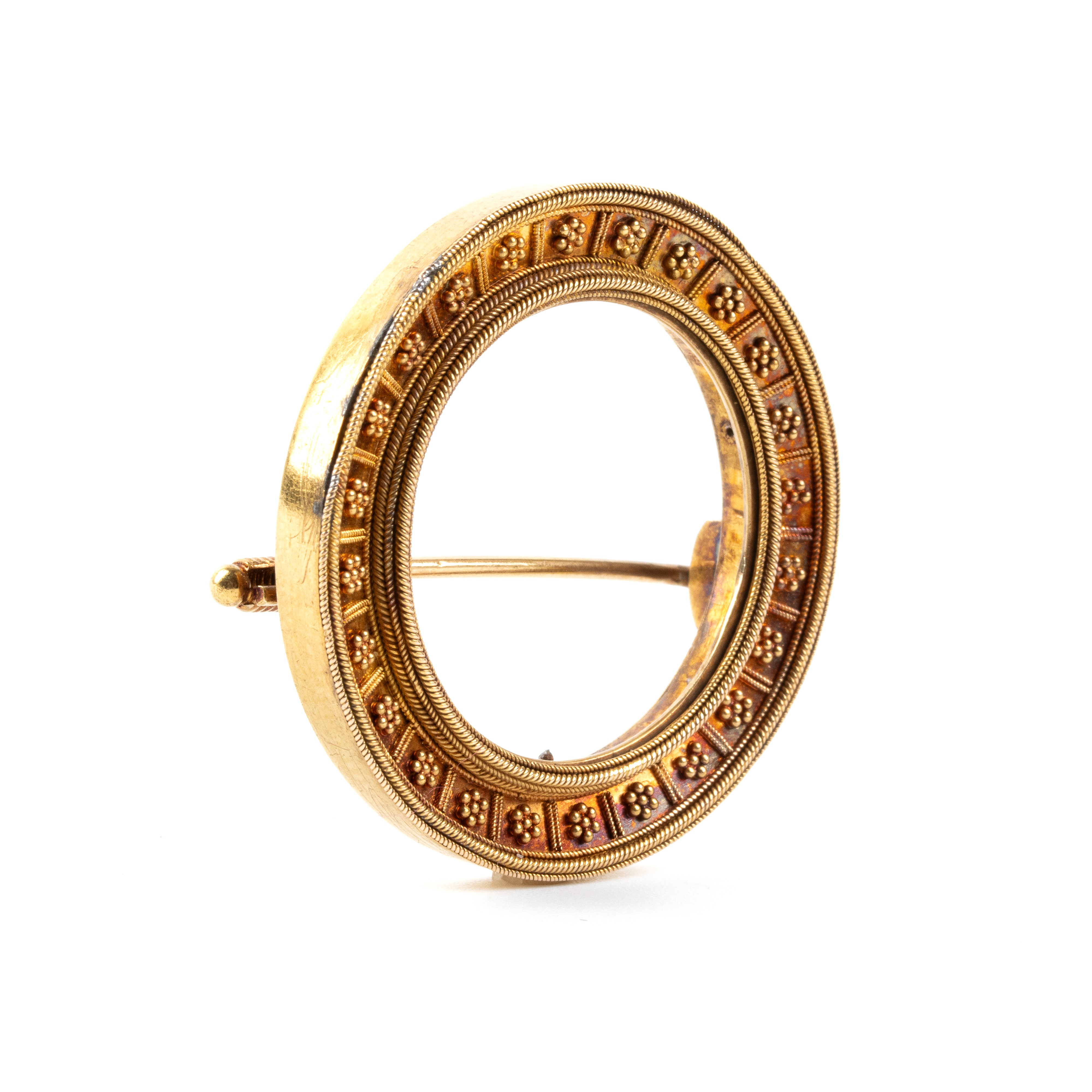 Spilla circolare in oro giallo in stile archeologico, montatura ad anello con granulazione simula...