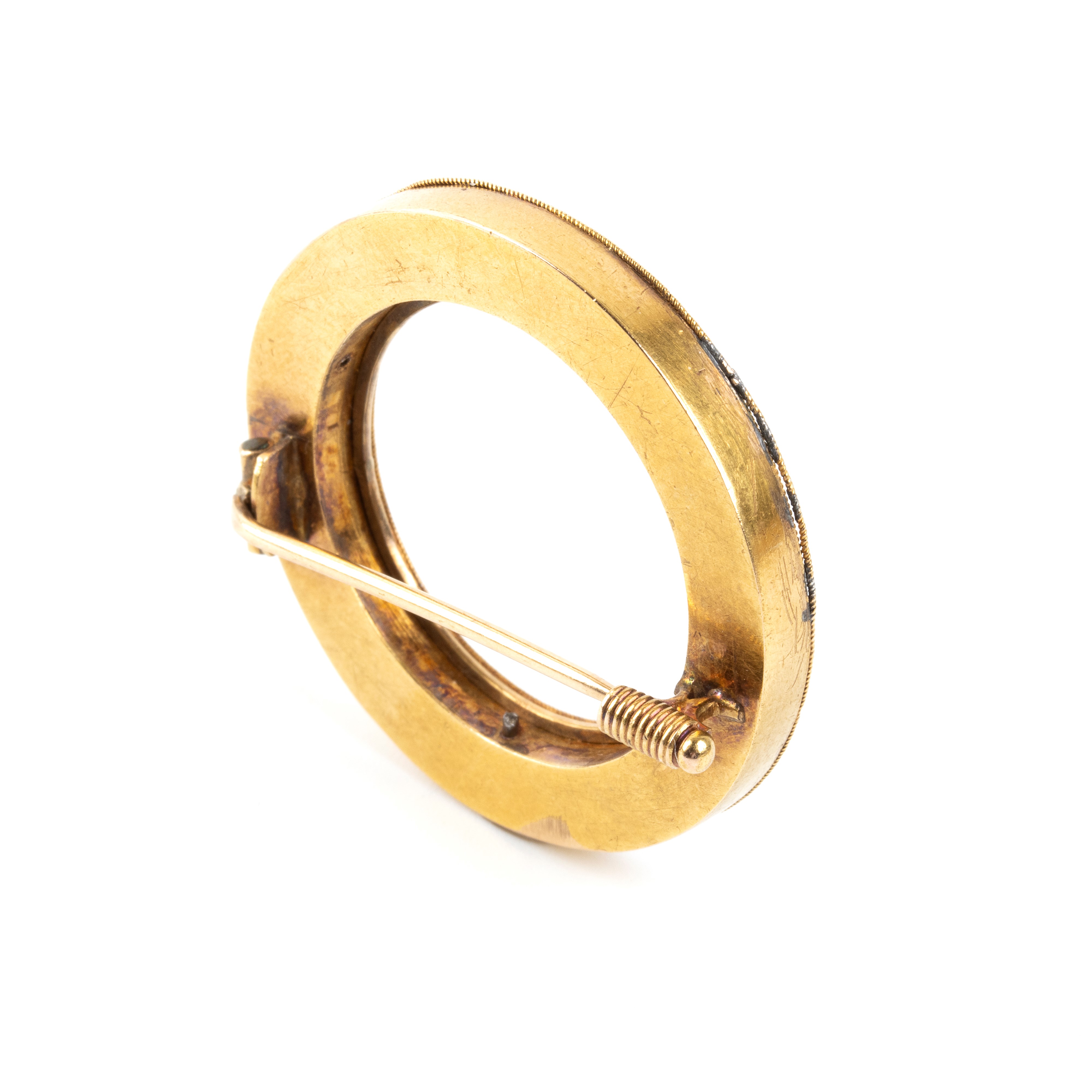 Spilla circolare in oro giallo in stile archeologico, montatura ad anello con granulazione simula...