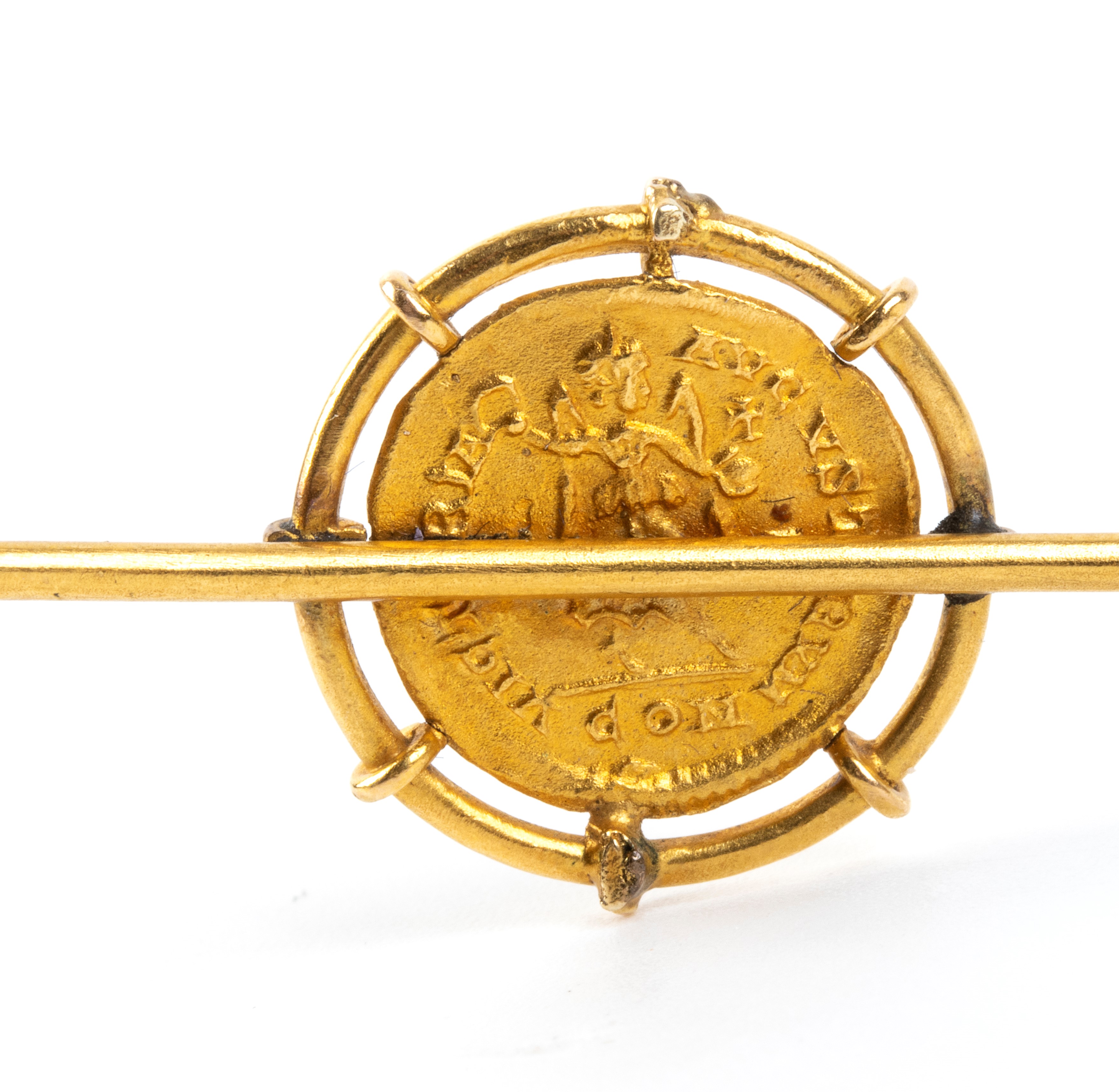 Fine XIX secolo, Spilla a barretta in oro con moneta romana tardo-imperiale