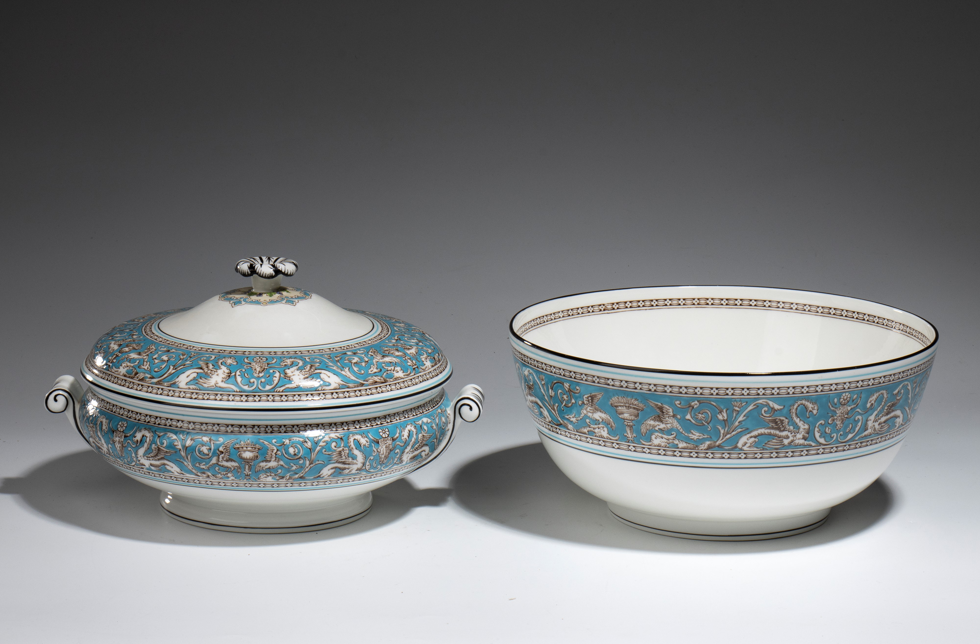 Wedgwood, Servizio da tavola “Florentine turquoise” in Bone China (mod. W2714), 70 pezzi