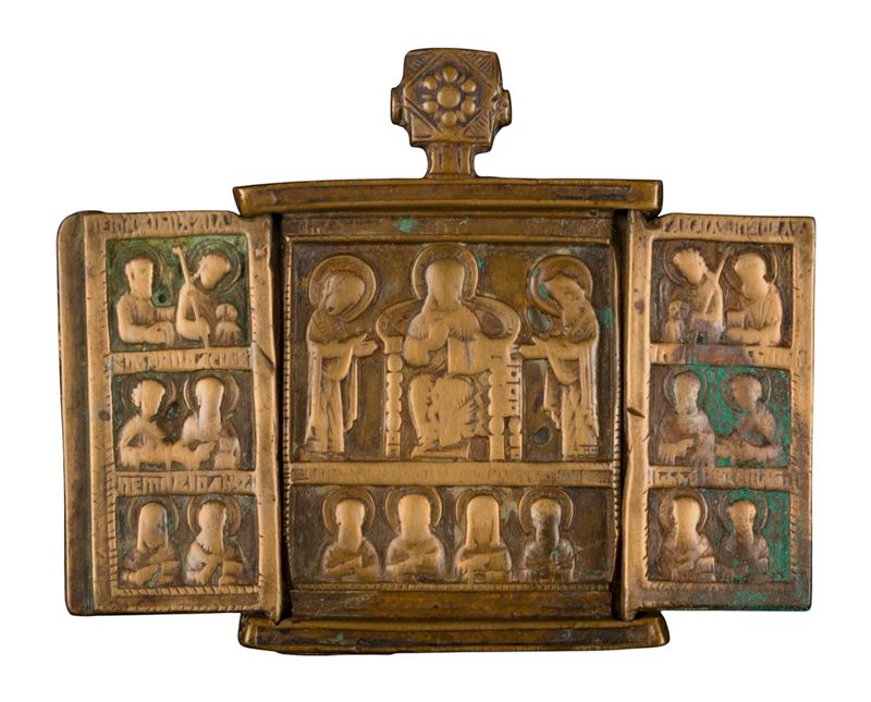 XIX secolo, Trittico da viaggio raffigurante la Deesis allargata in fusione di bronzo con smalti ...