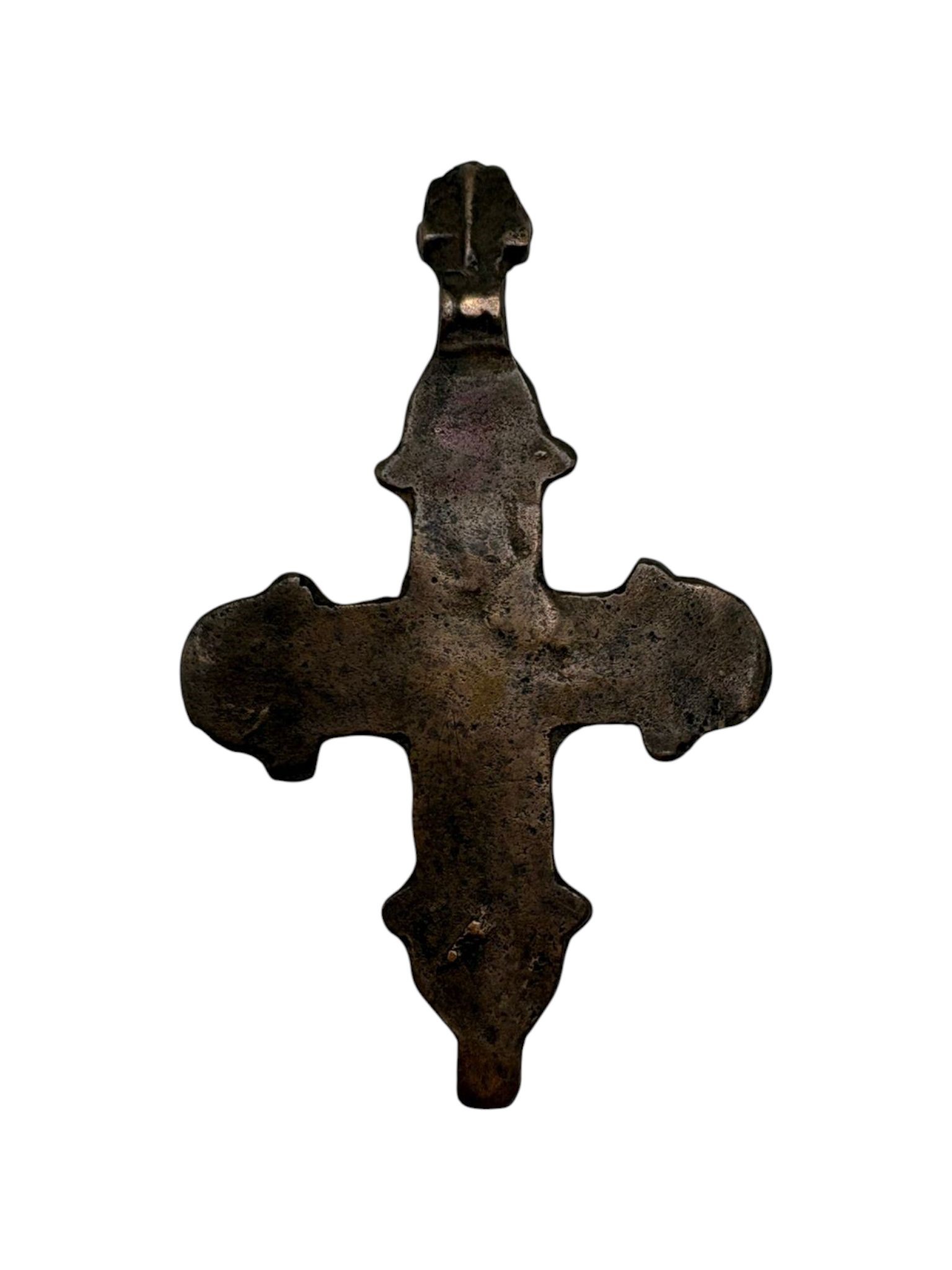 Croce pettorale raffigurante la Crocifissione, fusione in bronzo (XVIII secolo)