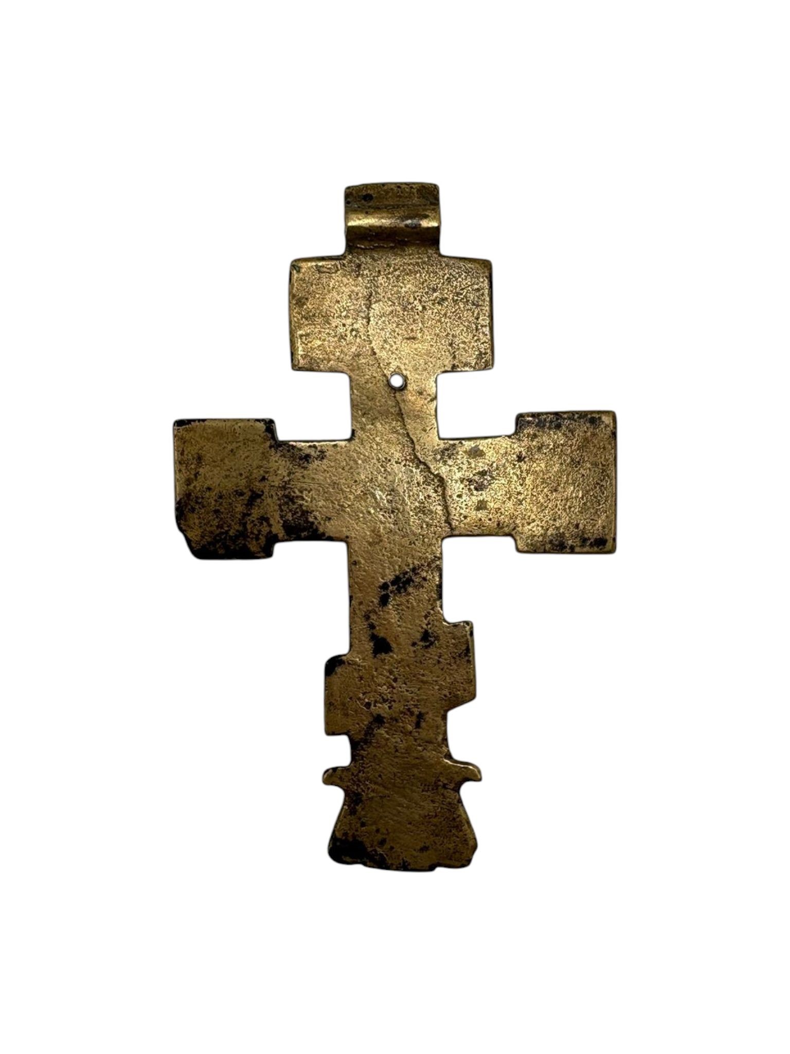 Croce pettorale raffigurante la Crocifissione, fusione in bronzo e smalti policromi, XIX secolo