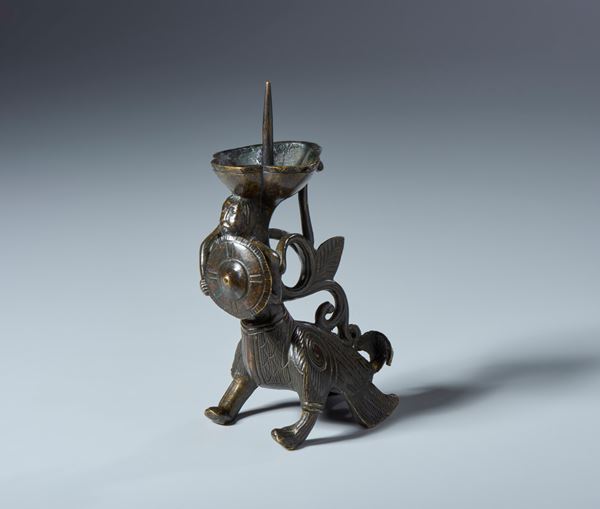 Candeliere rappresentante Arpia. Nord Europa, XII-XIII secolo. Bronzo con patina dorata trasparente su tracce di patina  nera