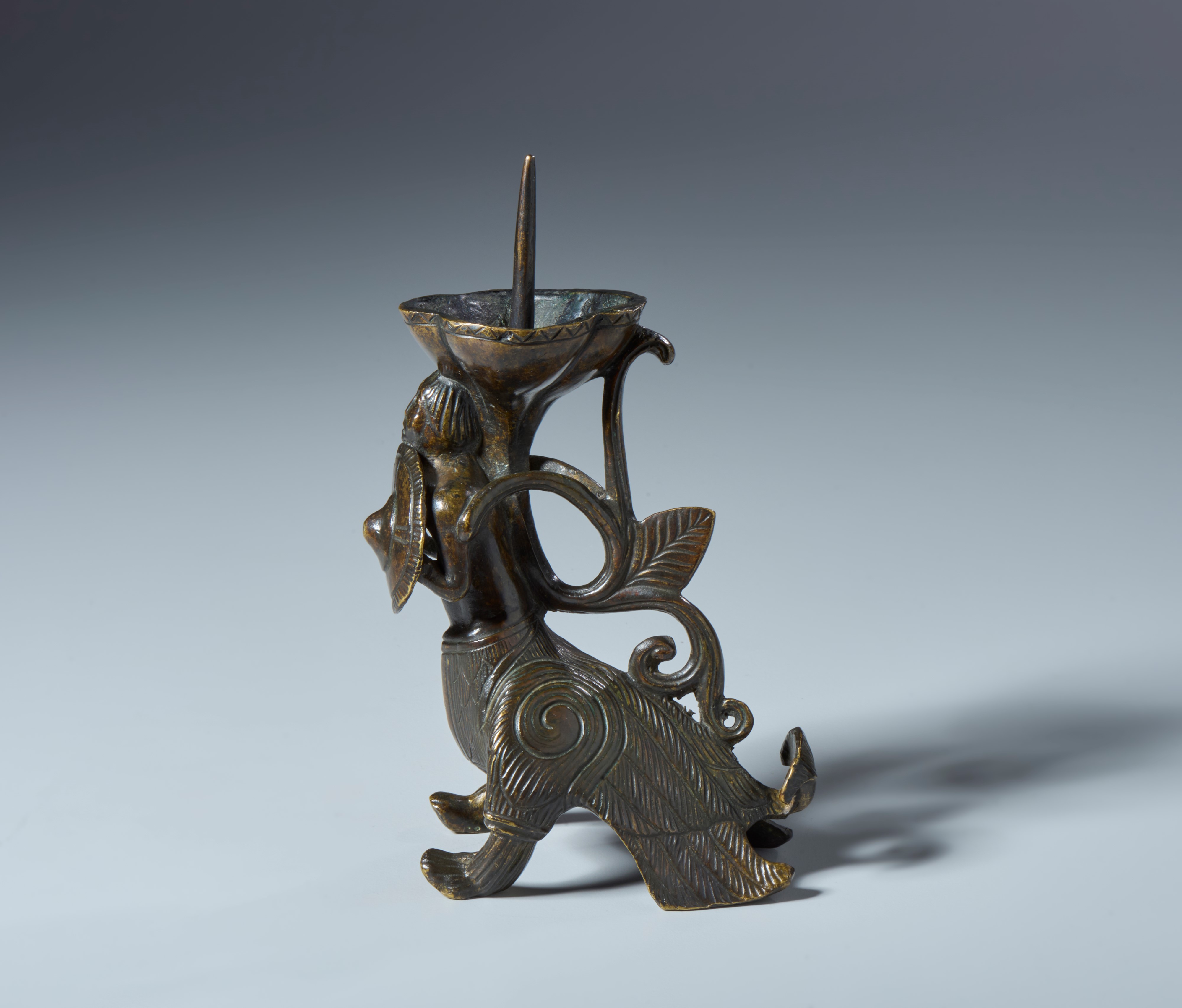 Candeliere rappresentante Arpia. Nord Europa, XII-XIII secolo. Bronzo con patina dorata trasparen...