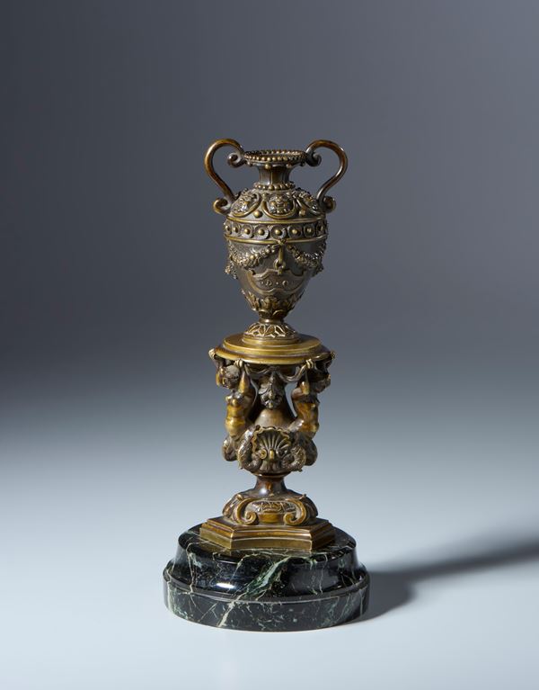 Anfora sorretta da Nereidi (vaso nuziale?). Arte veneta, XVI-XVII secolo. Bronzo con patina rossiccia trasparente su tracce nere 
