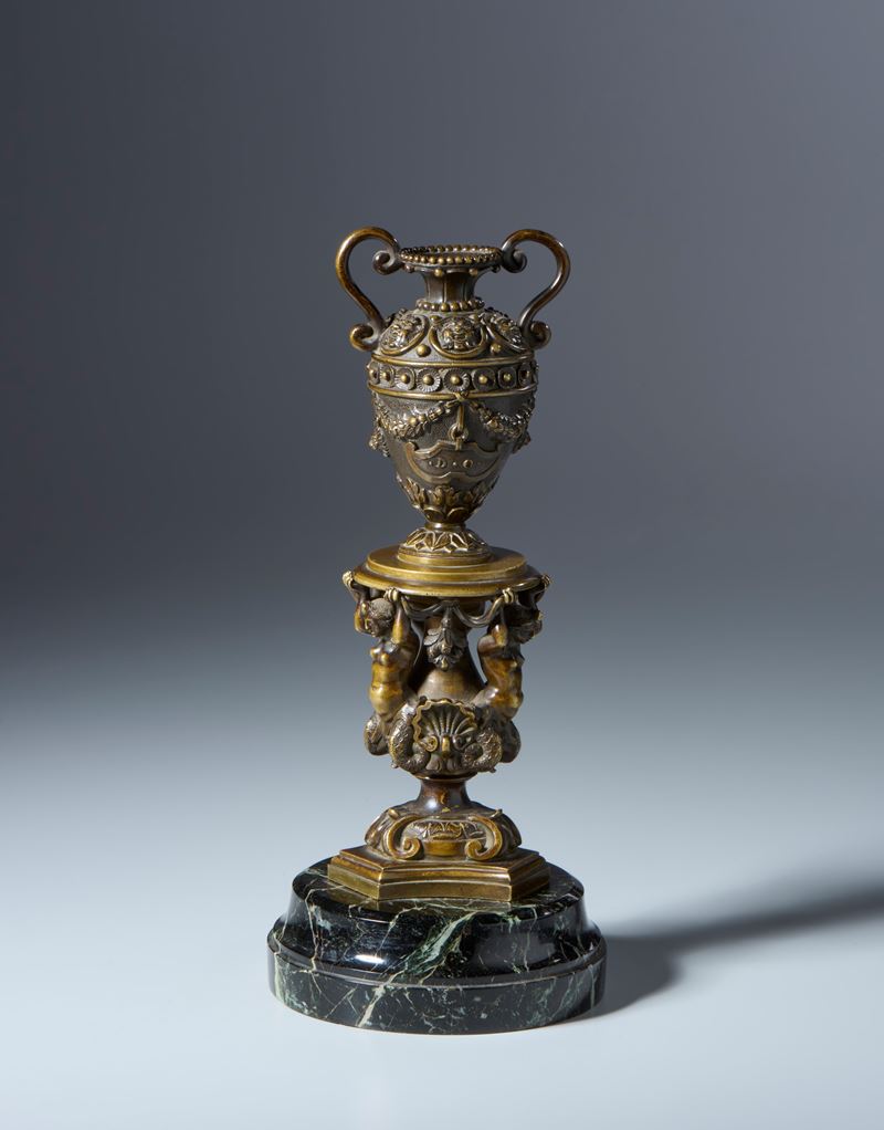 Anfora sorretta da Nereidi (vaso nuziale?). Arte veneta, XVI-XVII secolo. Bronzo con patina rossi...