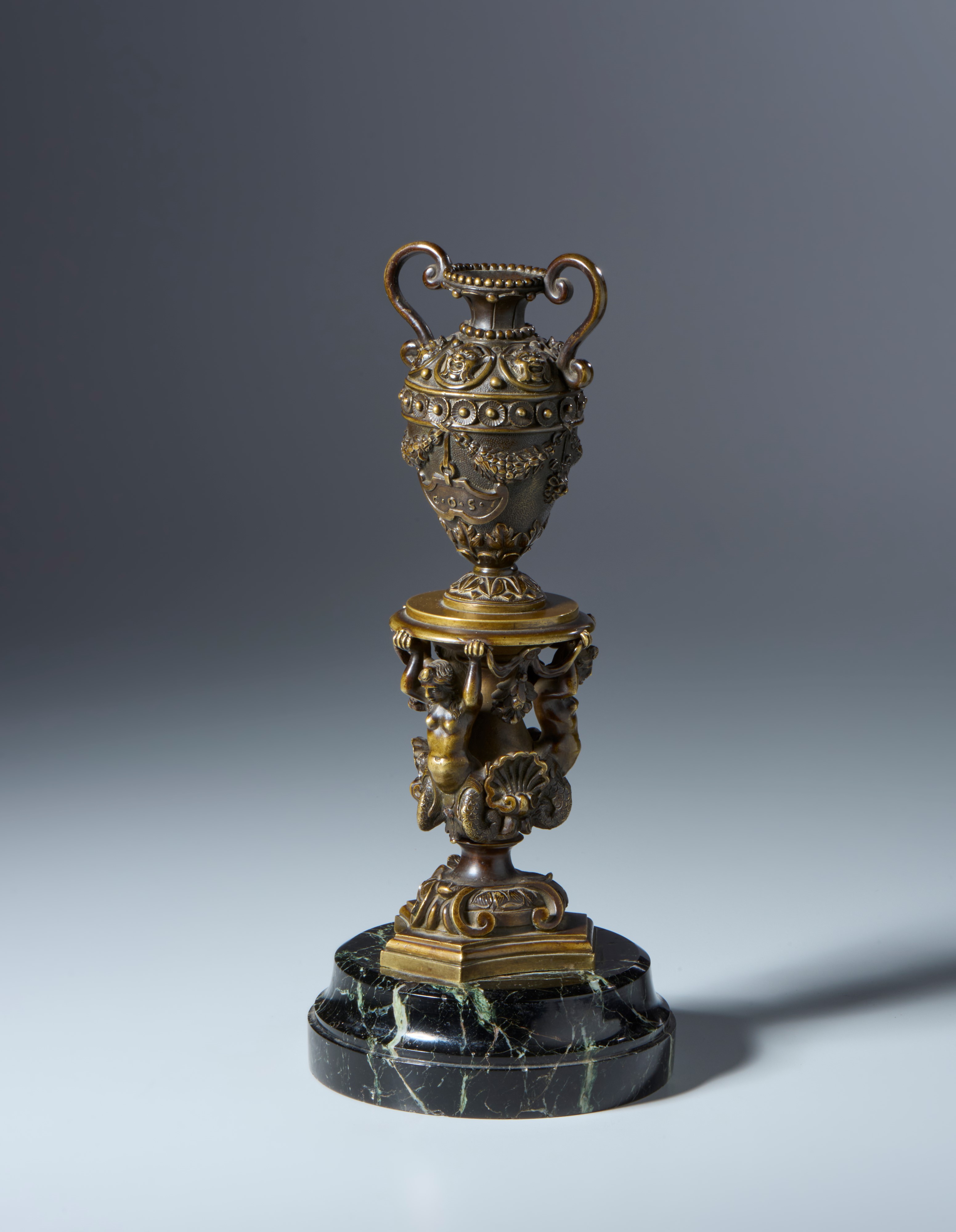 Anfora sorretta da Nereidi (vaso nuziale?). Arte veneta, XVI-XVII secolo. Bronzo con patina rossi...