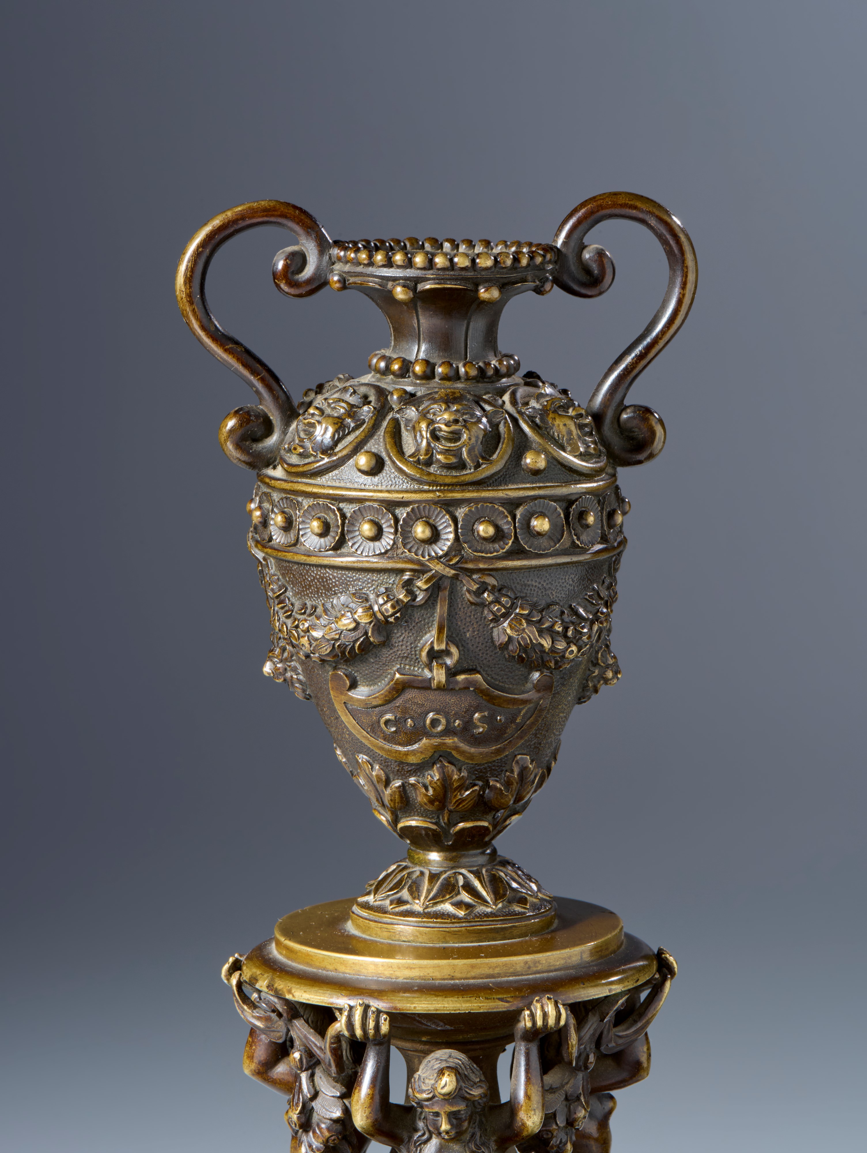 Anfora sorretta da Nereidi (vaso nuziale?). Arte veneta, XVI-XVII secolo. Bronzo con patina rossi...