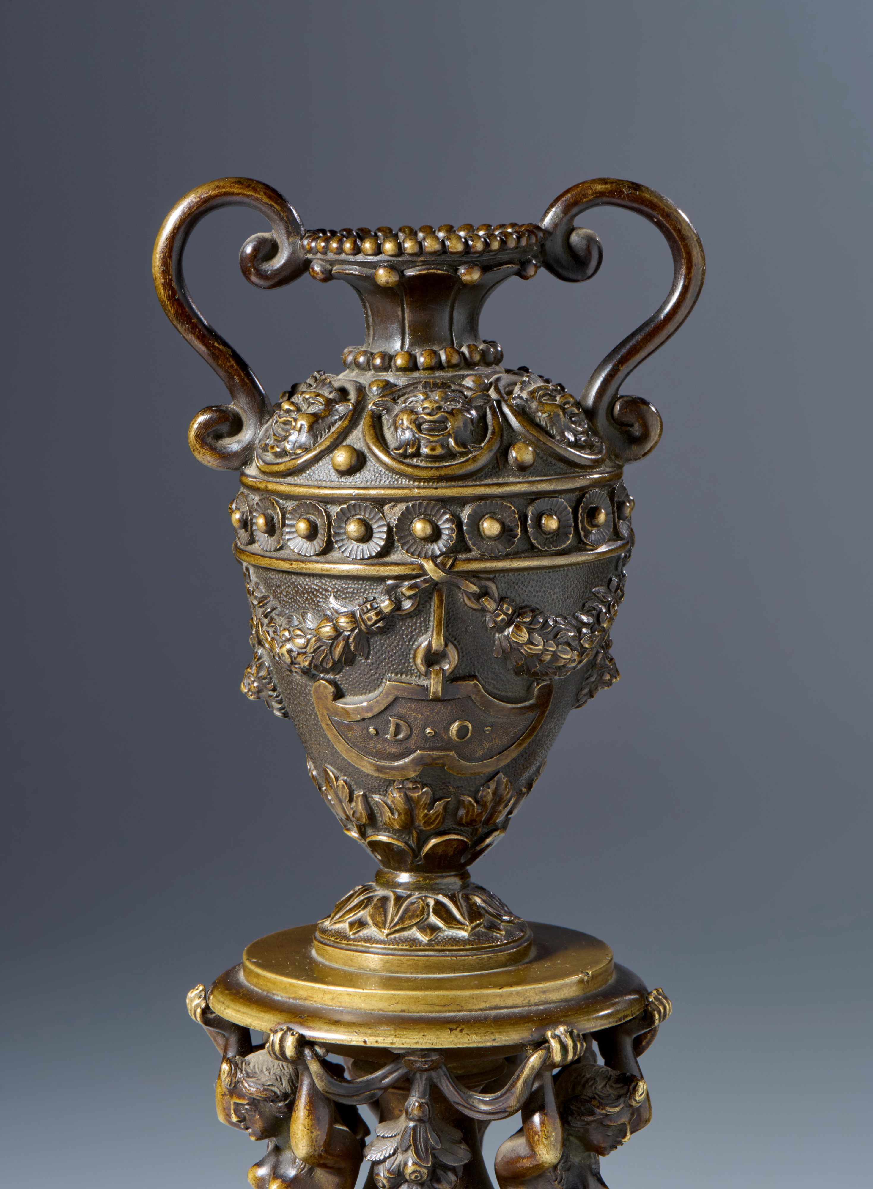 Anfora sorretta da Nereidi (vaso nuziale?). Arte veneta, XVI-XVII secolo. Bronzo con patina rossi...