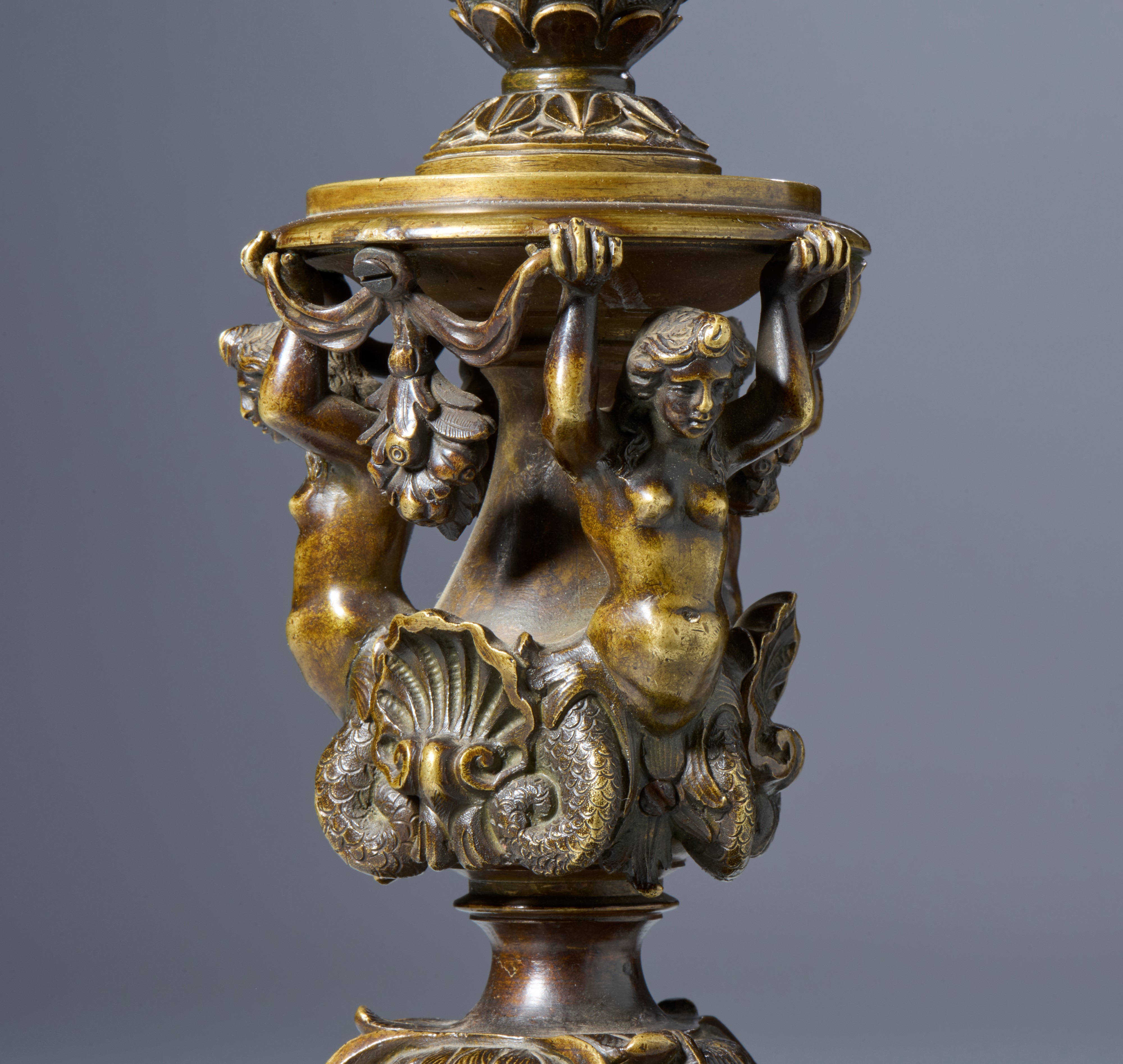 Anfora sorretta da Nereidi (vaso nuziale?). Arte veneta, XVI-XVII secolo. Bronzo con patina rossi...