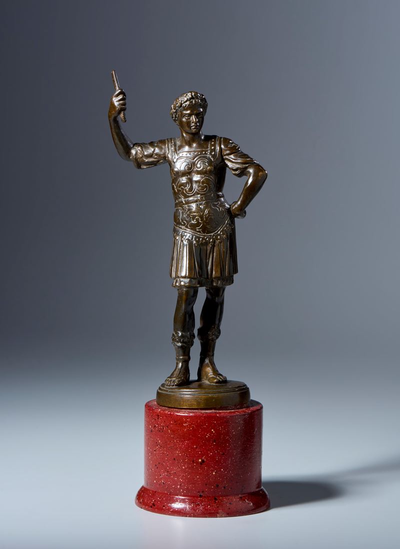 Cesare in lorica. Arte veneta? XVI-XVII secolo. Bronzo patinato. Base in legno non coeva