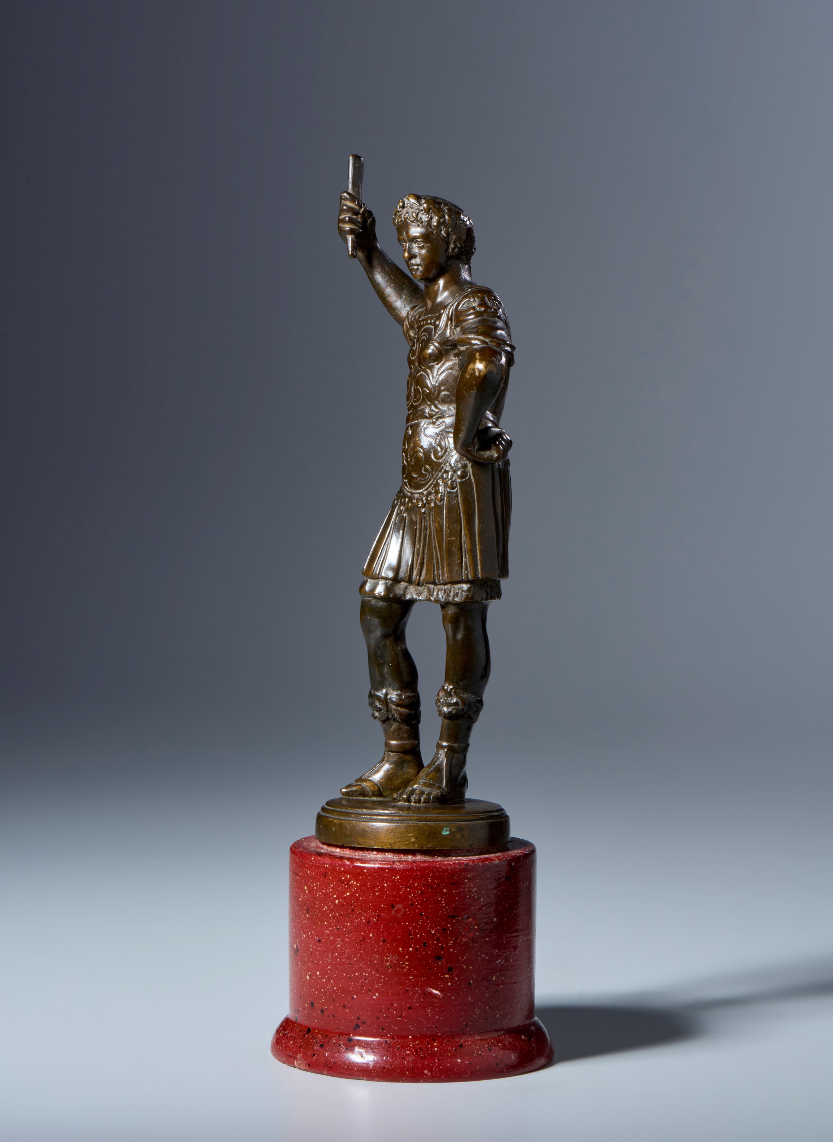 Cesare in lorica. Arte veneta? XVI-XVII secolo. Bronzo patinato. Base in legno non coeva