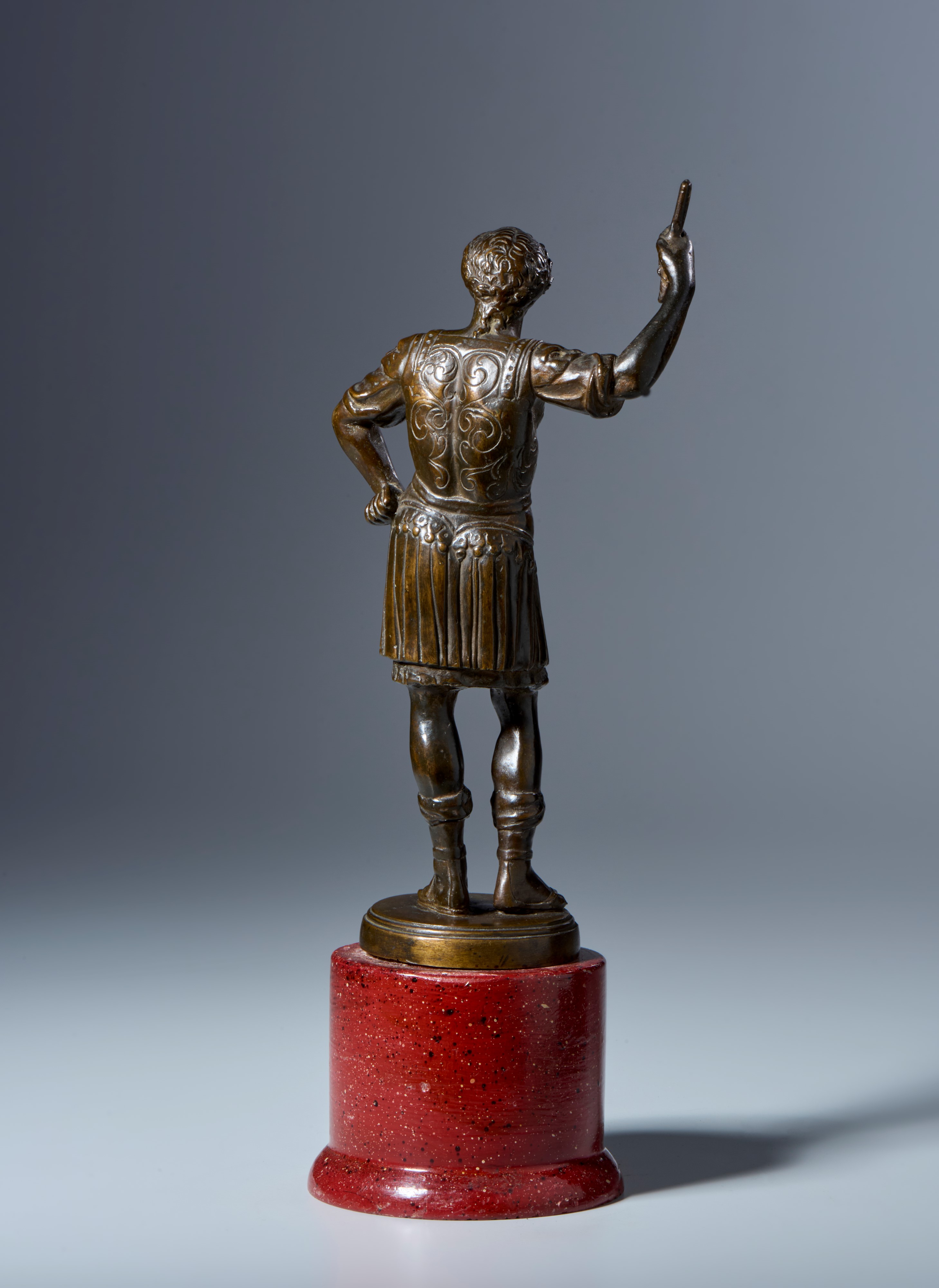 Cesare in lorica. Arte veneta? XVI-XVII secolo. Bronzo patinato. Base in legno non coeva