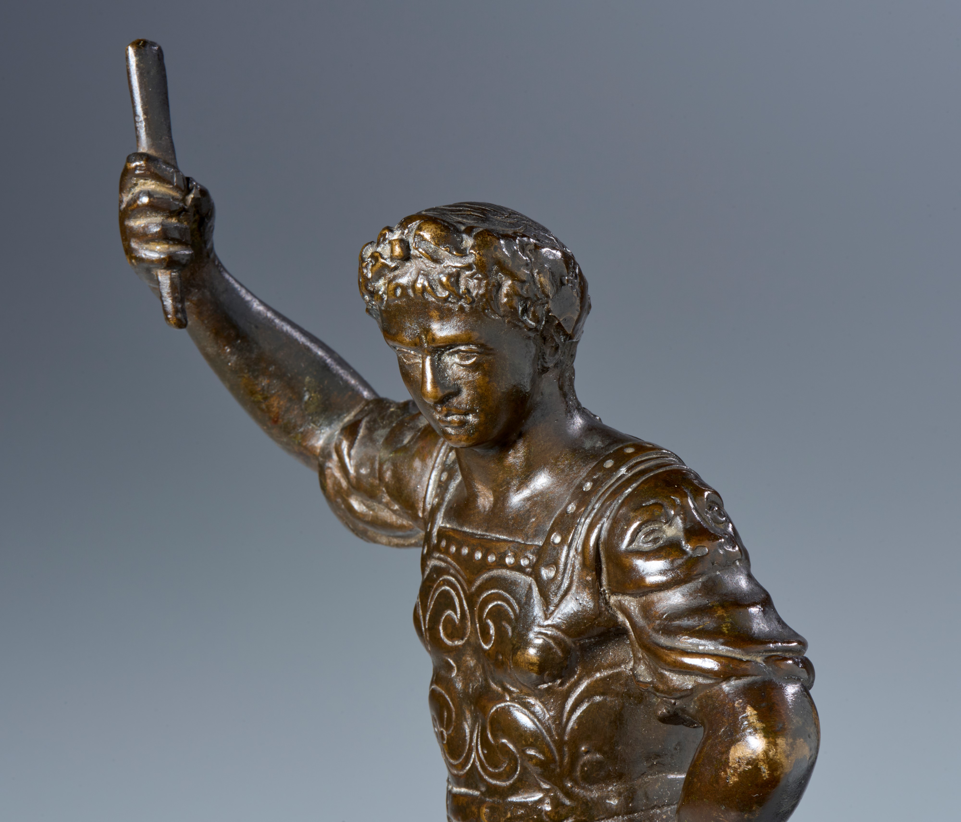Cesare in lorica. Arte veneta? XVI-XVII secolo. Bronzo patinato. Base in legno non coeva