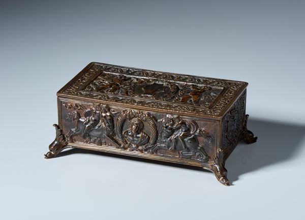 Cassetta da scrittura. Severo Calzetta da Ravenna (Ravenna, 1465-1543) Bottega di. Bronzo, patina marrone rossiccia trasparente, tracce di patina nera. Difetti alle cerniere