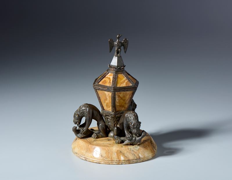 Calamaio retto da leoni stilofori o contenitore per uso liturgico. XVI-XVII secolo. Bronzo patina...