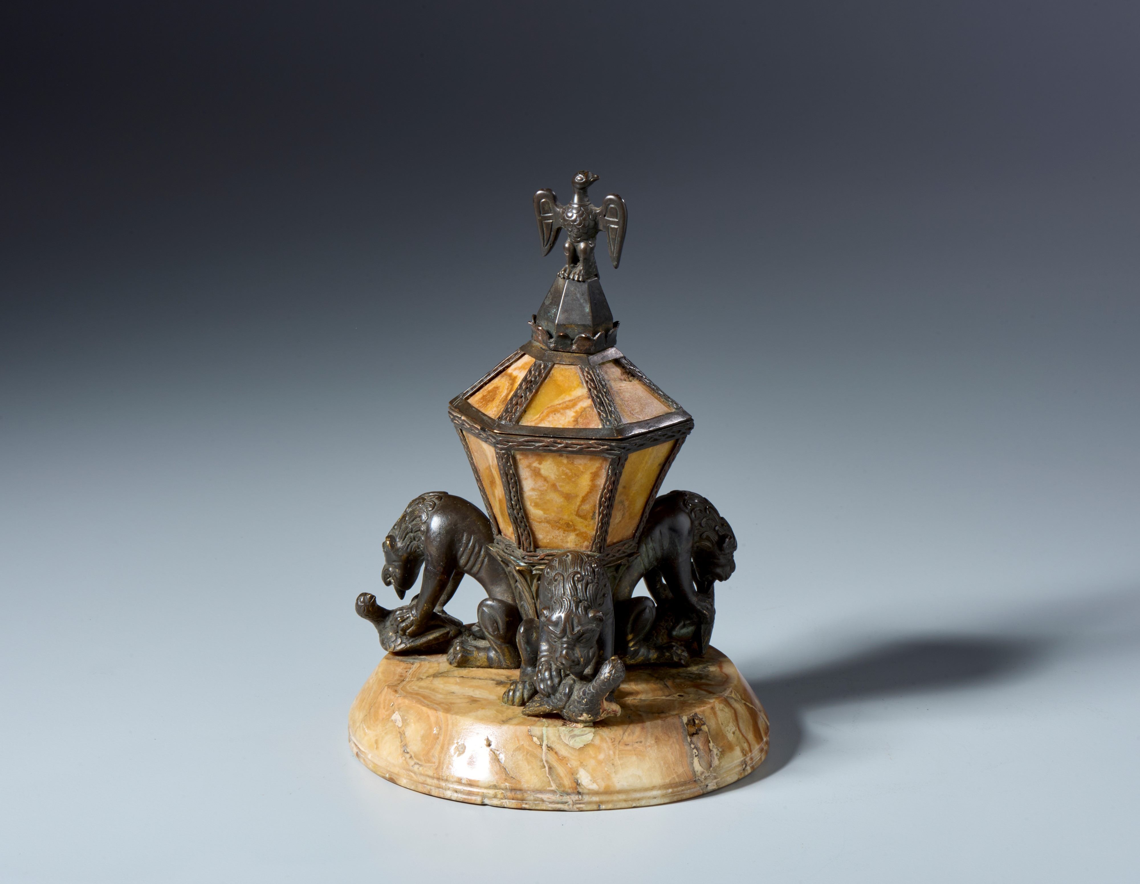 Calamaio retto da leoni stilofori o contenitore per uso liturgico. XVI-XVII secolo. Bronzo patina...