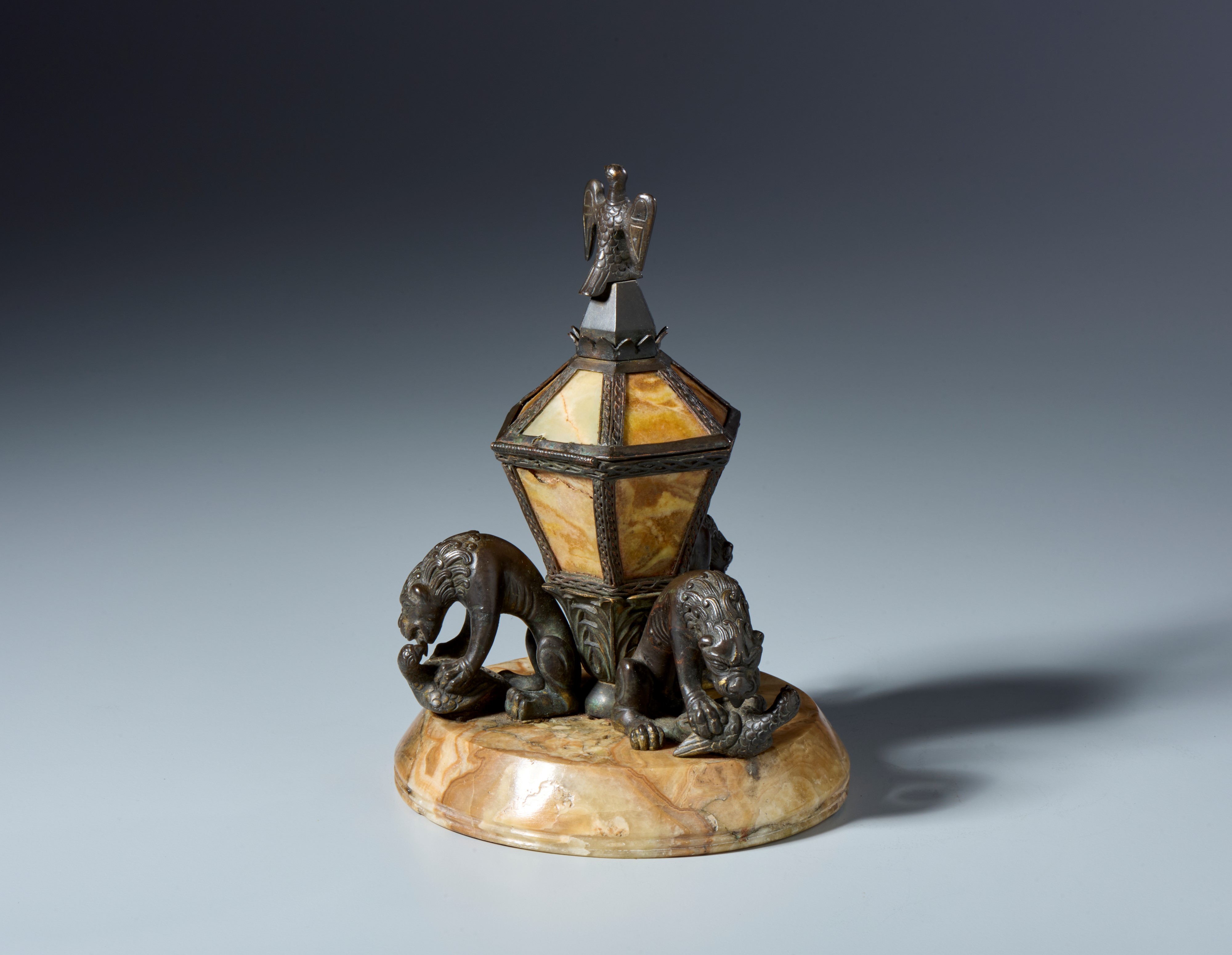 Calamaio retto da leoni stilofori o contenitore per uso liturgico. XVI-XVII secolo. Bronzo patina...