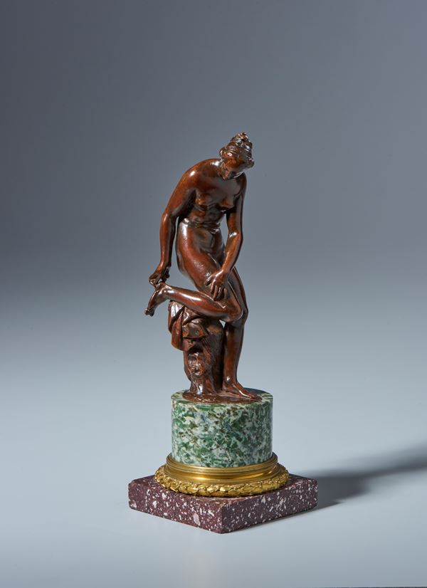 Venere che si leva una spina dal piede. Barthelemy Prieur (Berzieux, 1536- Parigi 1611). Bronzo, patina rossastra traslucida, tracce di patinatura più scura. Bella montatura neoclassica in marmi misti e bronzo dorato