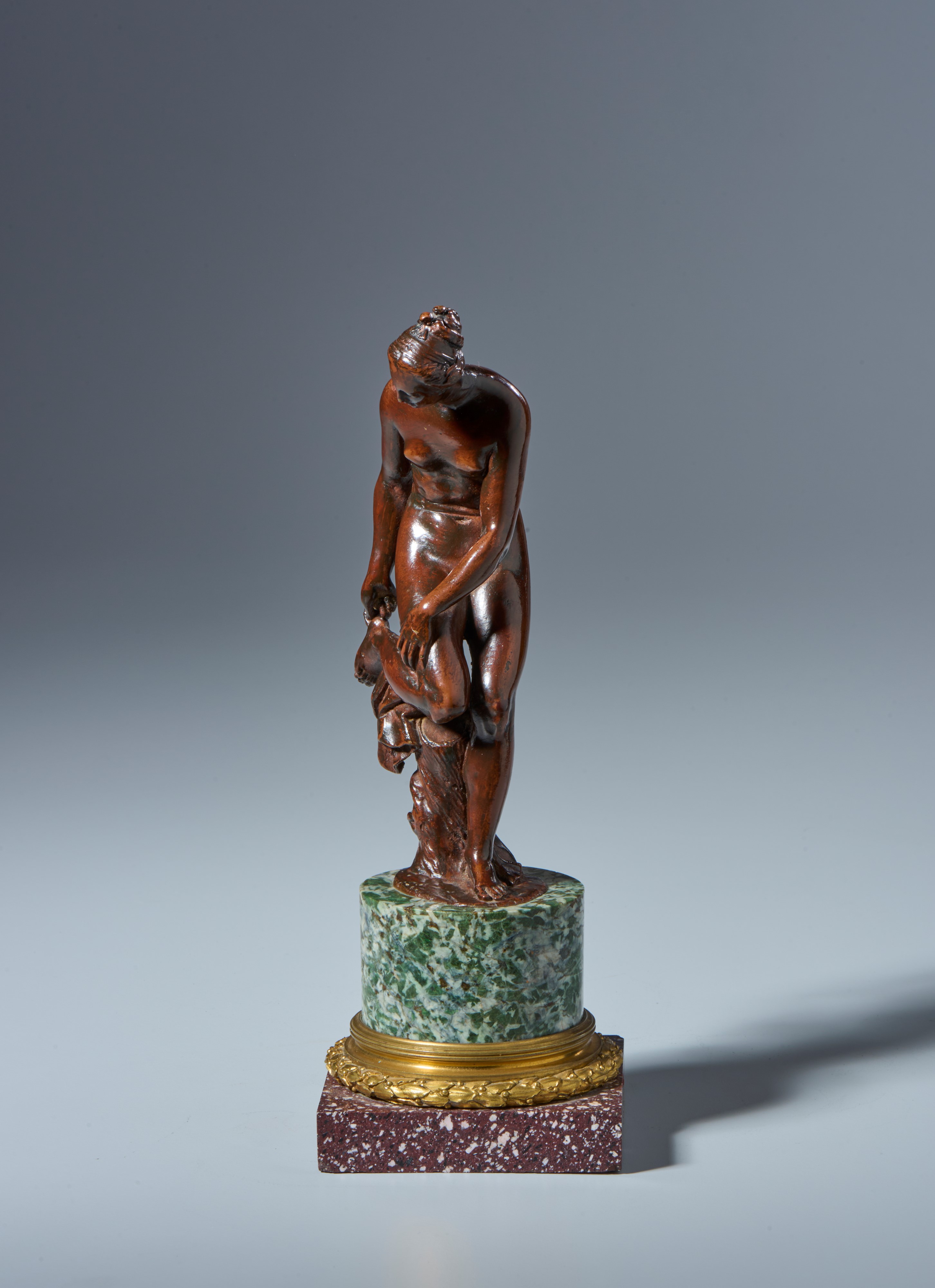 Venere che si leva una spina dal piede. Barthelemy Prieur (Berzieux, 1536- Parigi 1611). Bronzo, ...