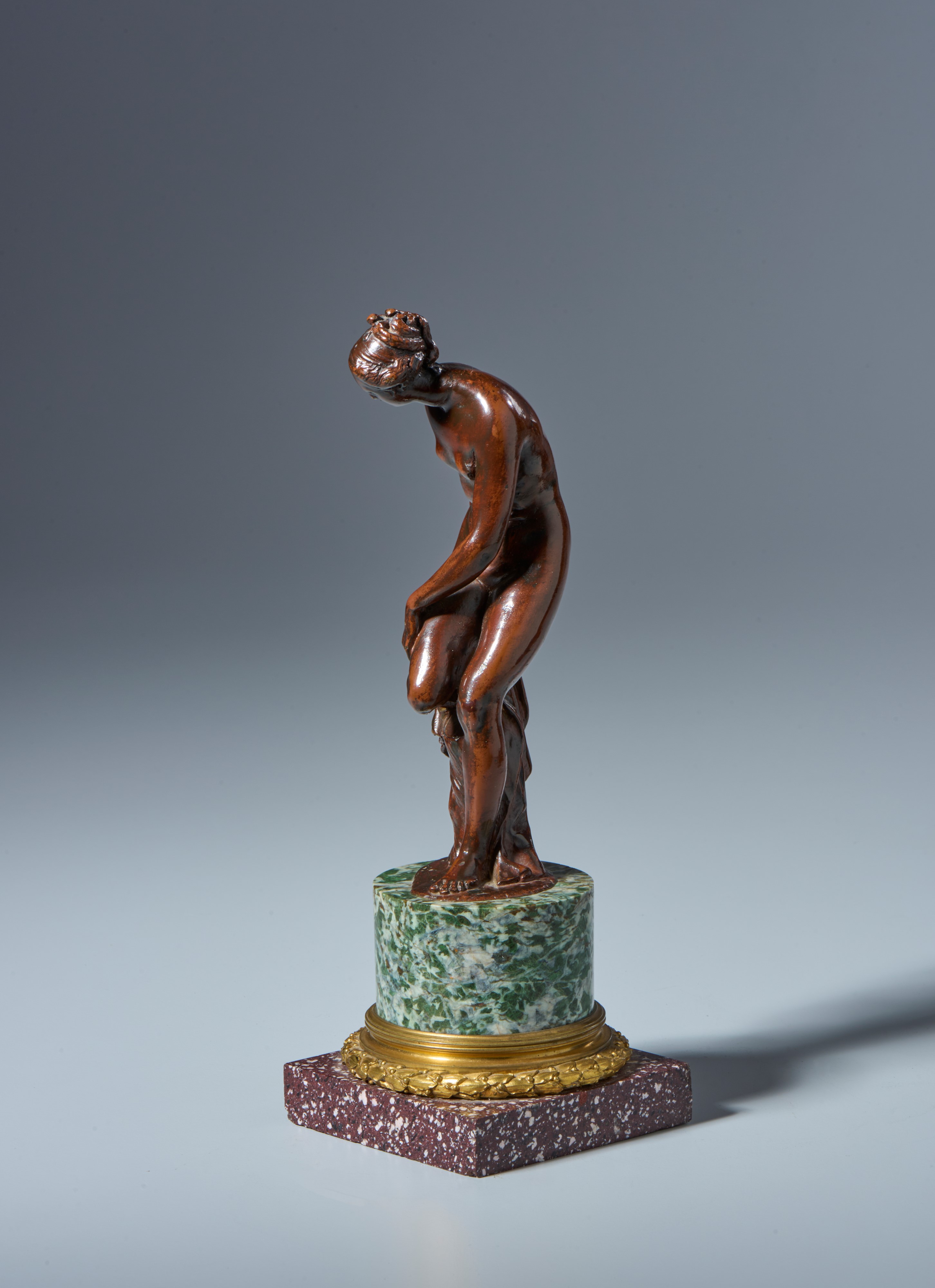 Venere che si leva una spina dal piede. Barthelemy Prieur (Berzieux, 1536- Parigi 1611). Bronzo, ...