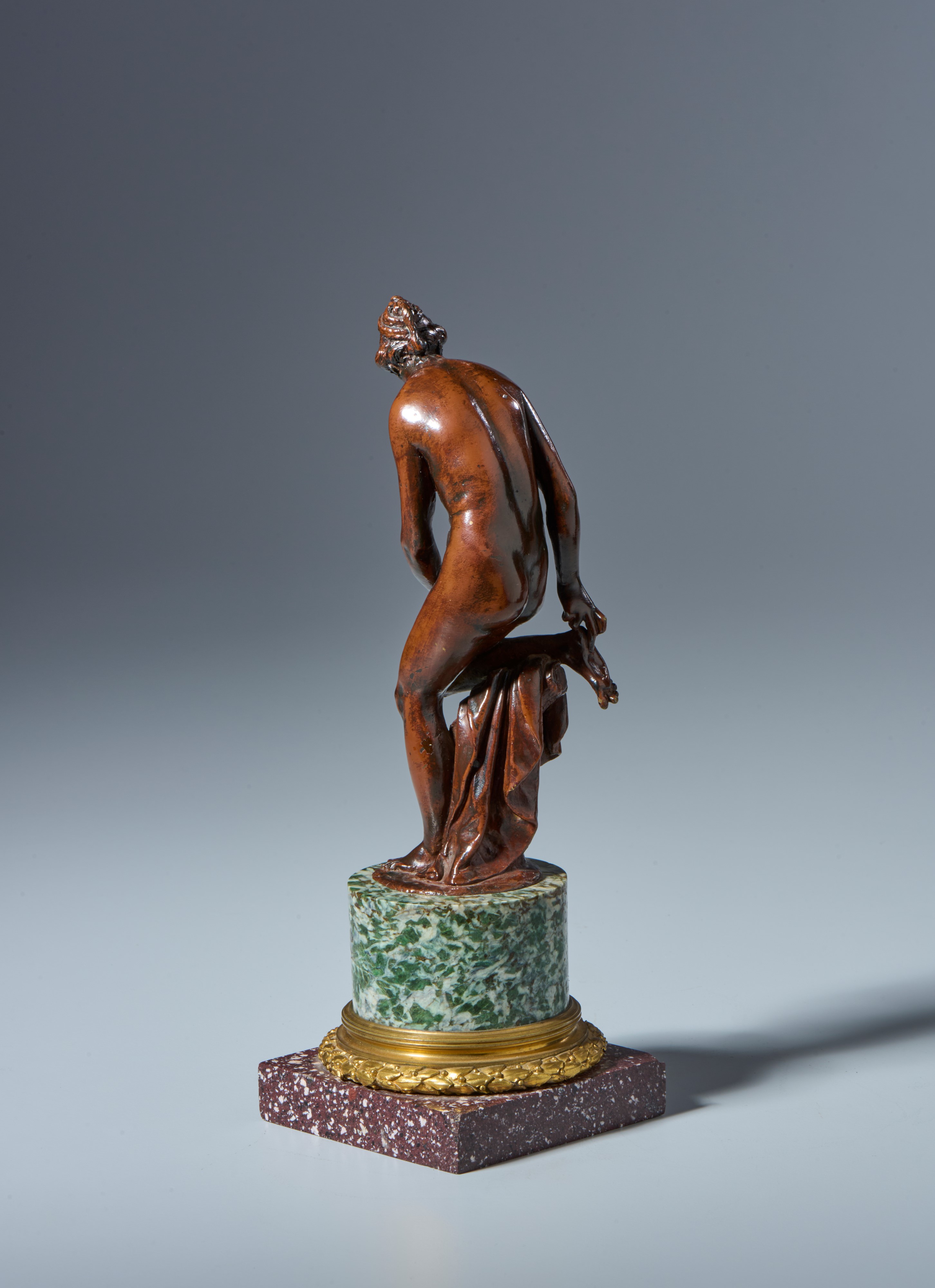 Venere che si leva una spina dal piede. Barthelemy Prieur (Berzieux, 1536- Parigi 1611). Bronzo, ...